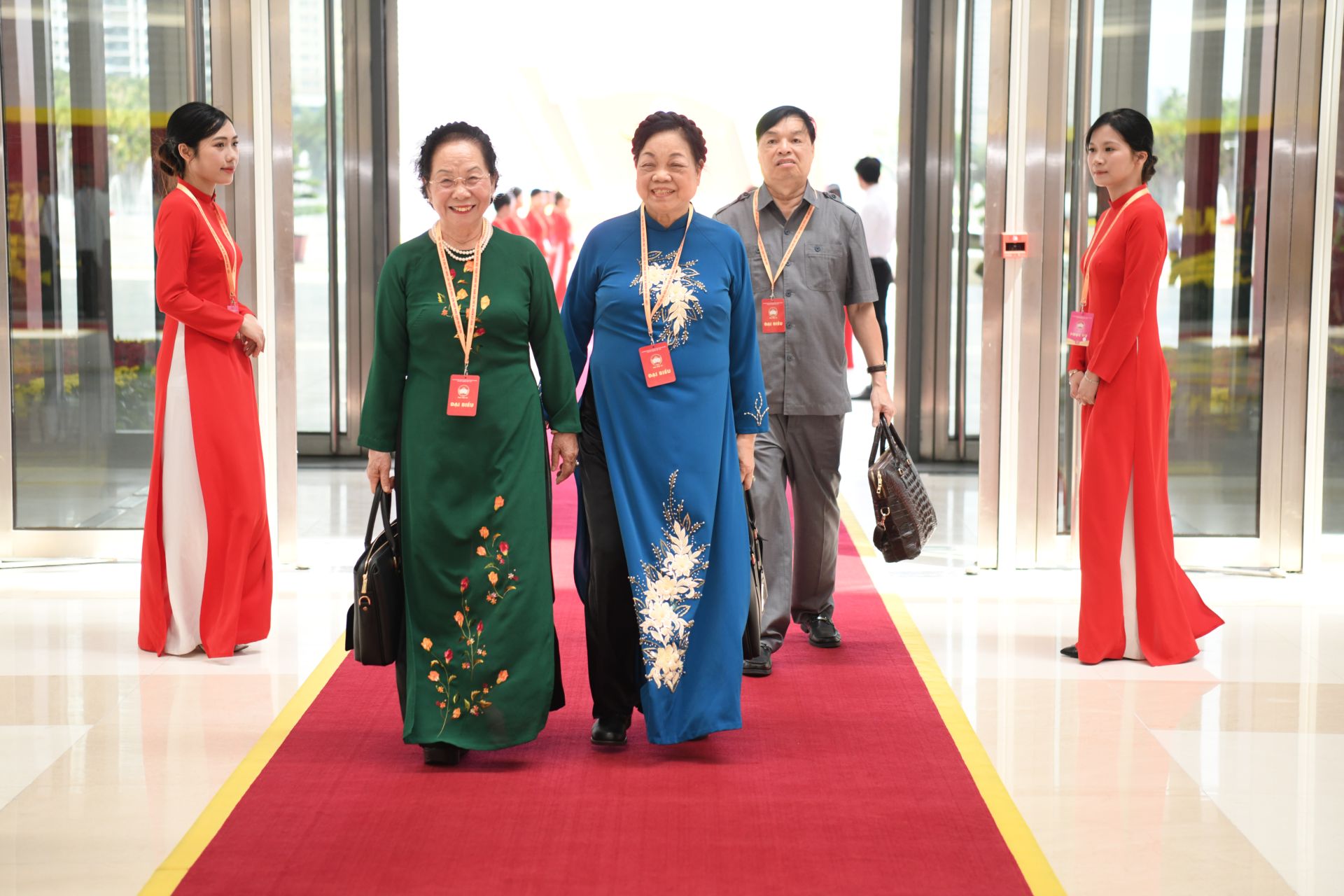 Chủ tịch UBTƯ MTTQ Việt Nam B&ugrave;i Thị Minh Ho&agrave;i c&ugrave;ng c&aacute;c đại biểu tham dự Đại hội Đại biểu MTTQ Việt Nam lần thứ XI.