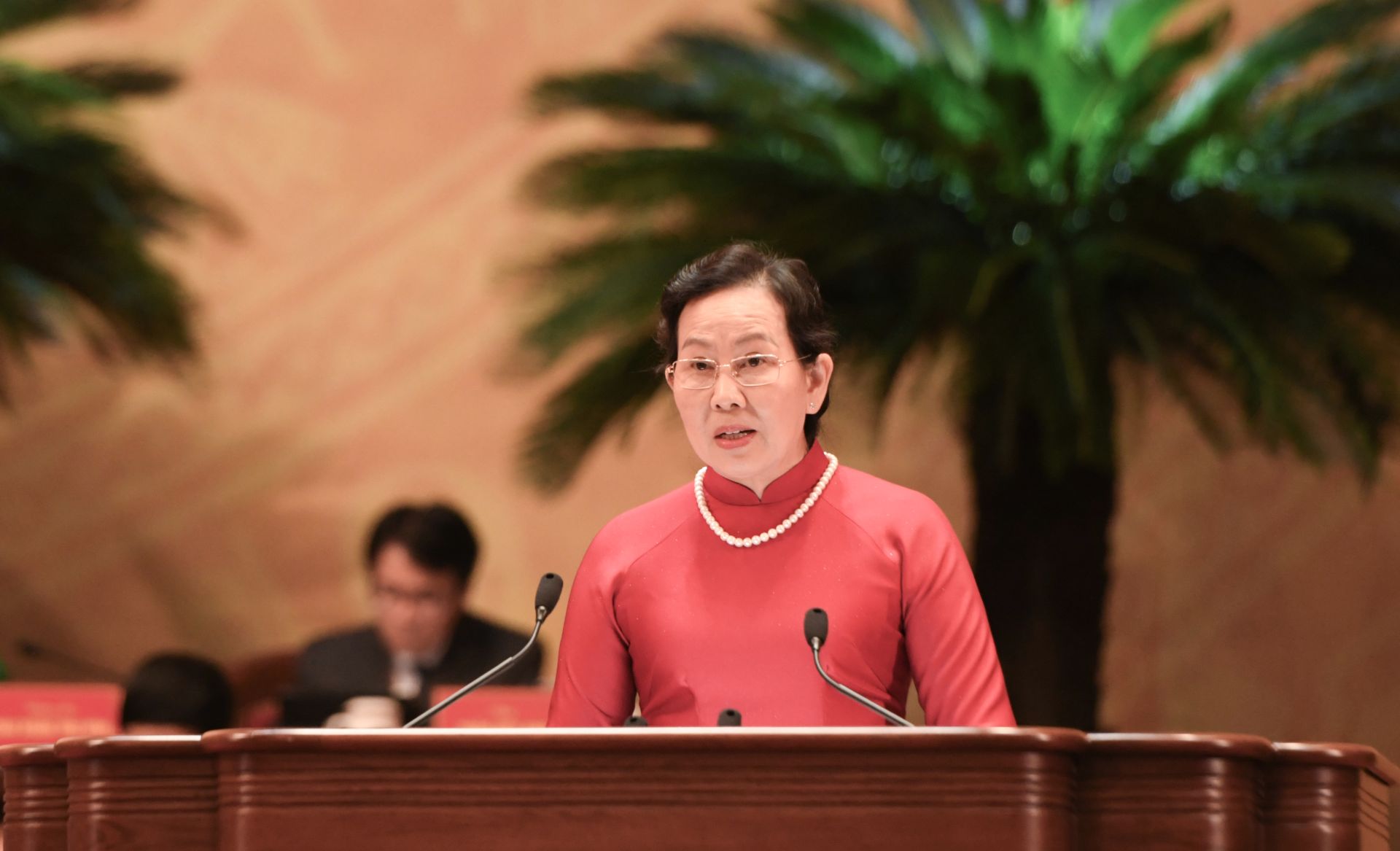 Ph&oacute; Chủ tịch UBTƯ MTTQ Việt Nam L&ecirc; Thị Thủy, Chủ tịch Hội LHPN Việt Nam b&aacute;o c&aacute;o t&igrave;nh h&igrave;nh đại biểu tham dự Đại hội.