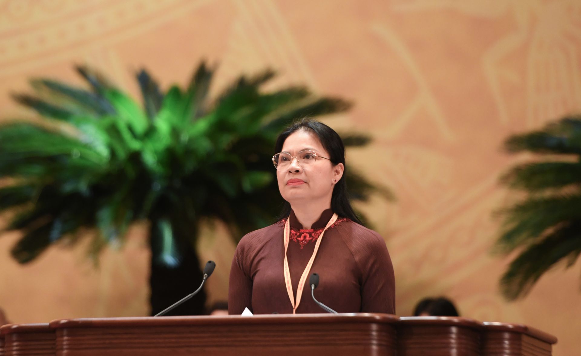 Ph&oacute; Chủ tịch - Tổng Thư k&yacute; UBTƯ MTTQ Việt Nam H&agrave; Thị Nga tr&igrave;nh b&agrave;y Tờ tr&igrave;nh B&aacute;o c&aacute;o kiểm điểm hoạt động của Ủy ban Trung ương, Đo&agrave;n Chủ tịch v&agrave; Ban Thường trực Ủy ban Trung ương MTTQ Việt Nam giai đoạn 2024-2026.