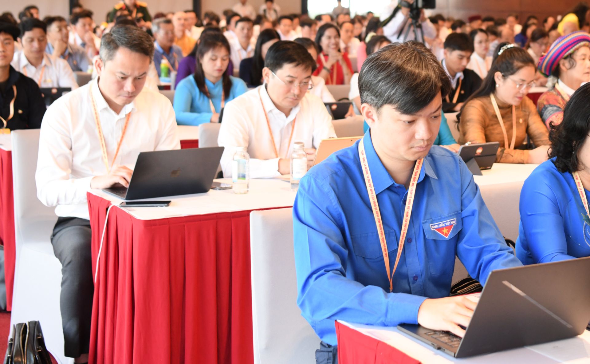 B&iacute; thư thường trực T.Ư Đo&agrave;n Nguyễn Minh Triết c&ugrave;ng một số đại biểu của T.Ư Đo&agrave;n tại Trung t&acirc;m thảo luận số 5.