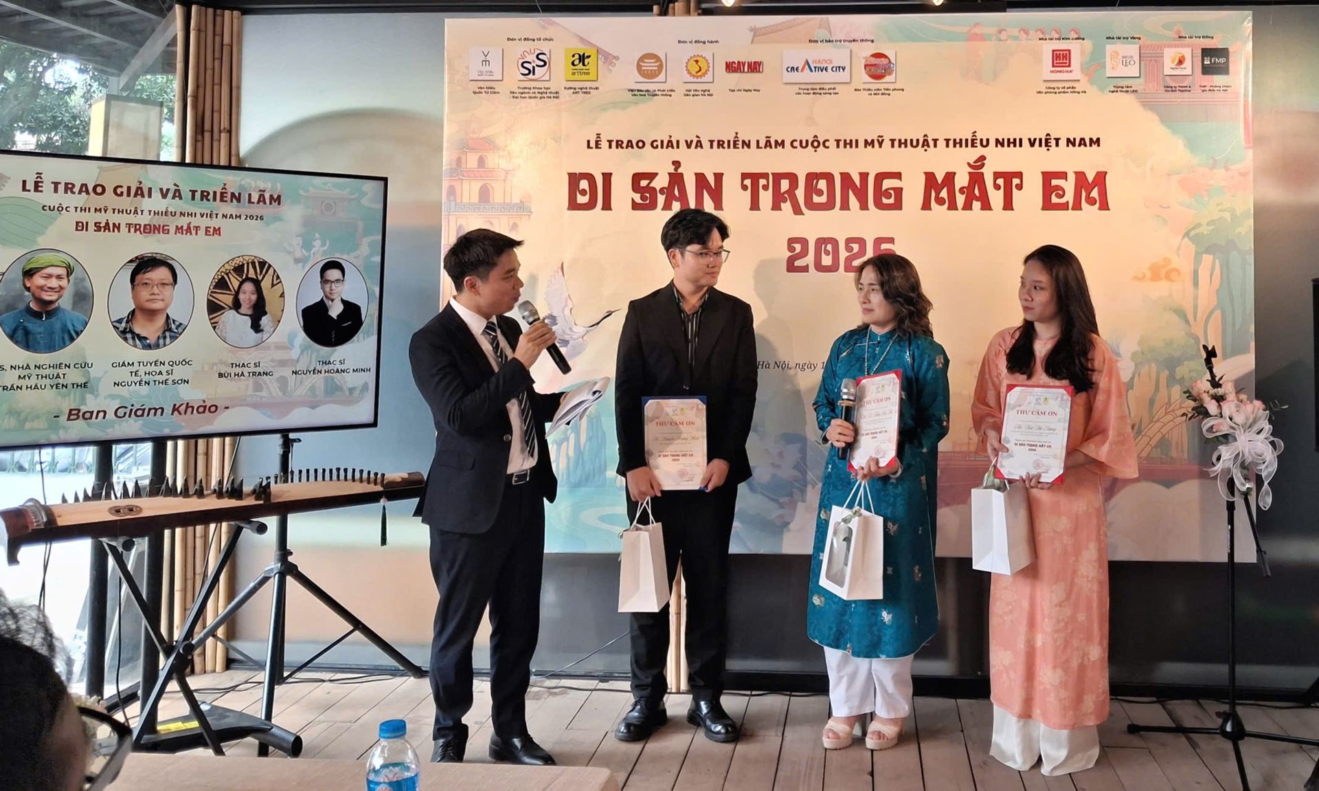 Trong phần giao lưu, c&aacute;c gi&aacute;m khảo đều đ&aacute;nh gi&aacute; cao chất lượng nghệ thuật v&agrave; tinh thần s&aacute;ng tạo của c&aacute;c họa sĩ nh&iacute;.