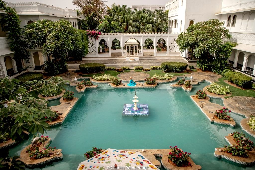 Taj Lake Palace gắn với c&acirc;u chuyện ri&ecirc;ng của Maharana Jagat Singh II, khiến kh&ocirc;ng gian cung điện mang th&ecirc;m sắc th&aacute;i c&aacute; nh&acirc;n.