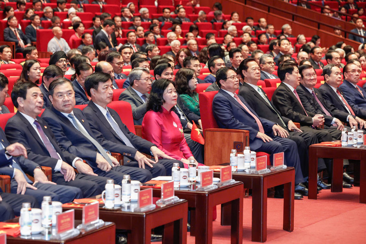 Tổng B&iacute; thư, Chủ tịch nước T&ocirc; L&acirc;m c&ugrave;ng c&aacute;c b&aacute;c l&atilde;nh đạo, nguy&ecirc;n l&atilde;nh đạo Đảng v&agrave; Nh&agrave; nước dự Đại hội.