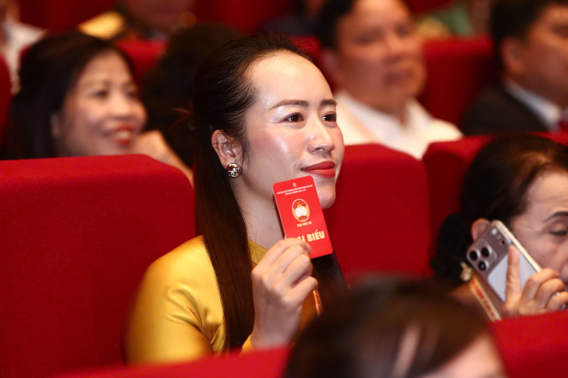 Đại biểu tiến h&agrave;nh biểu quyết tại Đại hội.