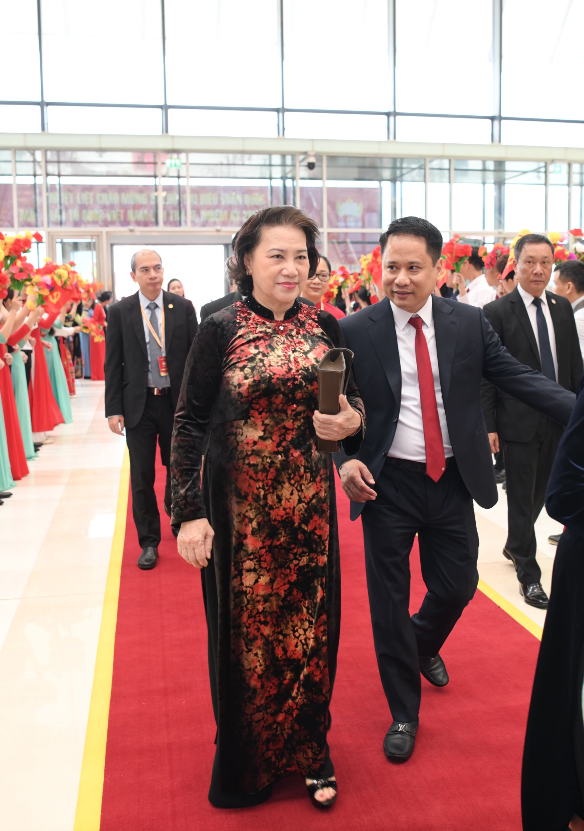 C&ugrave;ng dự c&oacute; c&aacute;c b&aacute;c nguy&ecirc;n Ủy vi&ecirc;n Bộ Ch&iacute;nh trị, nguy&ecirc;n l&atilde;nh đạo Đảng, Nh&agrave; nước: nguy&ecirc;n Tổng B&iacute; thư N&ocirc;ng Đức Mạnh, nguy&ecirc;n Chủ tịch nước Trương Tấn Sang, nguy&ecirc;n Chủ tịch nước Lương Cường, nguy&ecirc;n Thủ tướng Nguyễn Tấn Dũng.