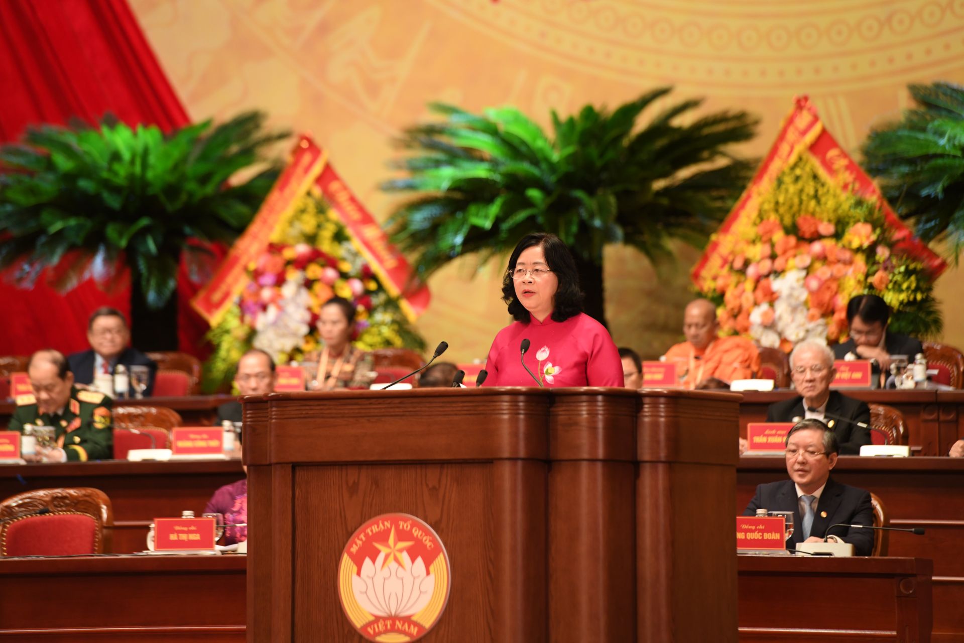 Chủ tịch Ủy ban T.Ư MTTQ Việt Nam B&ugrave;i Thị Minh Ho&agrave;i tr&igrave;nh b&agrave;y diễn văn khai mạc Đại hội.