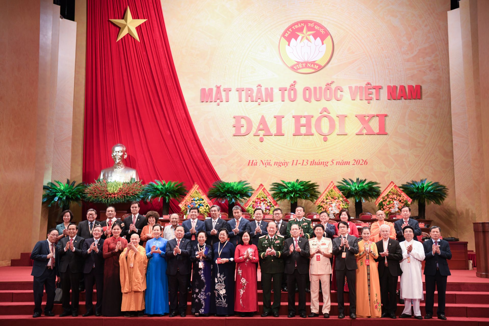 Đo&agrave;n Chủ tịch điều h&agrave;nh Đại hội chụp ảnh lưu niệm