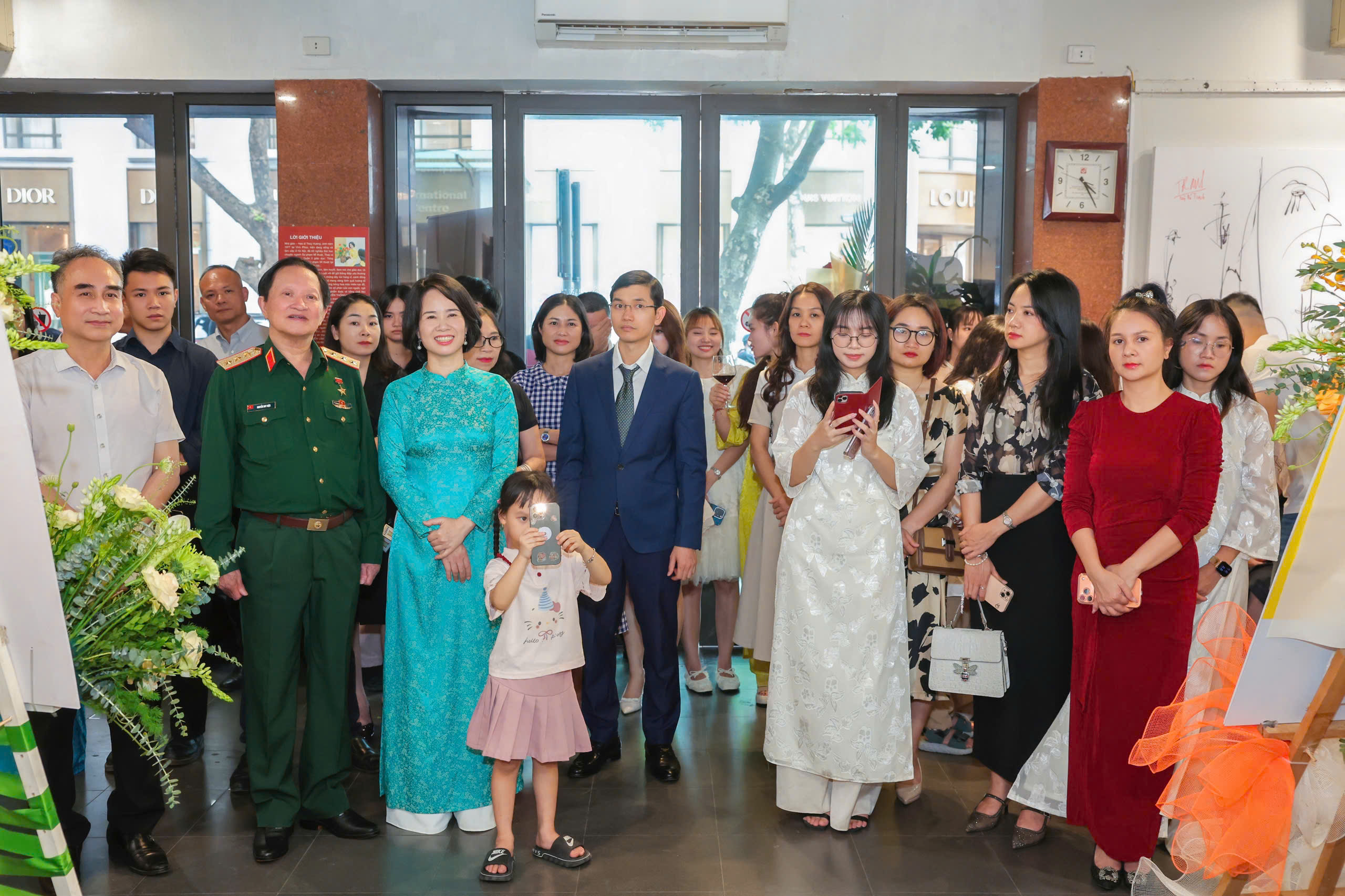 Triển l&atilde;m &ldquo;H&agrave;nh tr&igrave;nh sống v&agrave; y&ecirc;u... 2026&rdquo; thu h&uacute;t đ&ocirc;ng đảo kh&aacute;ch tham quan, hoạ sĩ v&agrave; những người y&ecirc;u nghệ thuật tới thưởng l&atilde;m.