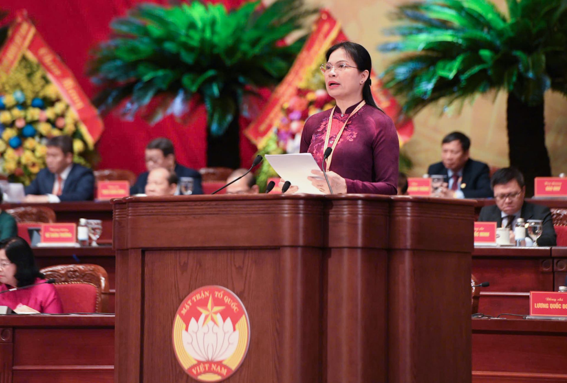 Ph&oacute; Chủ tịch - Tổng Thư k&yacute; UBTƯ MTTQ Việt Nam H&agrave; Thị Nga tr&igrave;nh b&agrave;y B&aacute;o c&aacute;o ch&iacute;nh trị tại phi&ecirc;n trọng thể Đại hội đại biểu to&agrave;n quốc MTTQ Việt Nam lần thứ XI. Ảnh: Quang Vinh.
