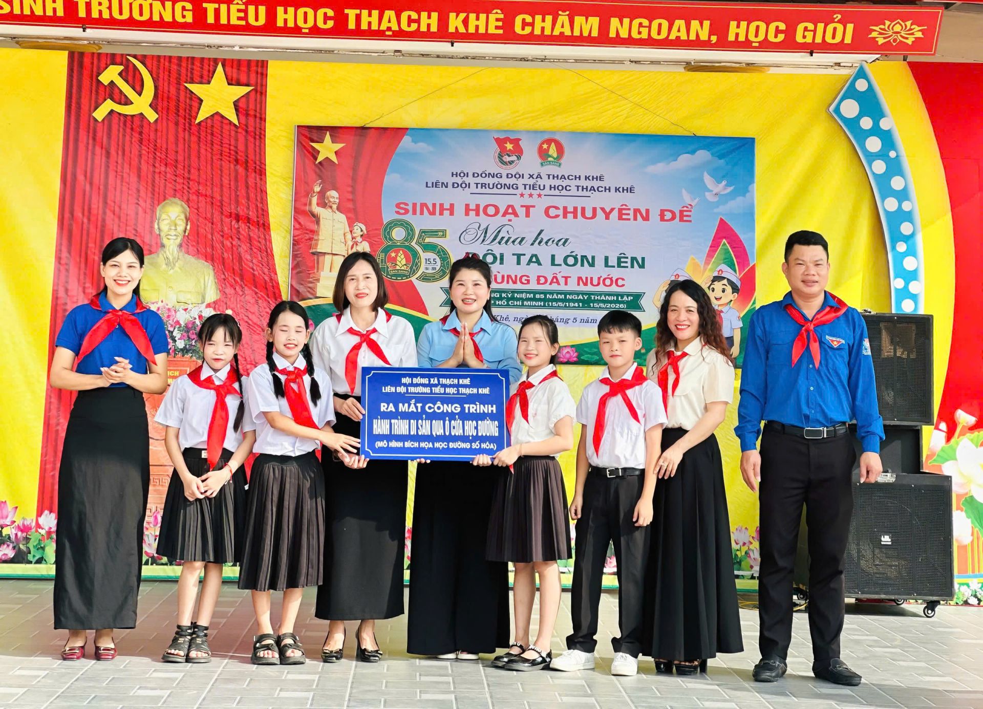 Điểm nhấn thu h&uacute;t sự ch&uacute; &yacute; của đ&ocirc;ng đảo đại biểu, gi&aacute;o vi&ecirc;n v&agrave; học sinh ch&iacute;nh l&agrave; lễ ra mắt m&ocirc; h&igrave;nh &ldquo;H&agrave;nh tr&igrave;nh di sản qua &ocirc; cửa học đường&rdquo;. 