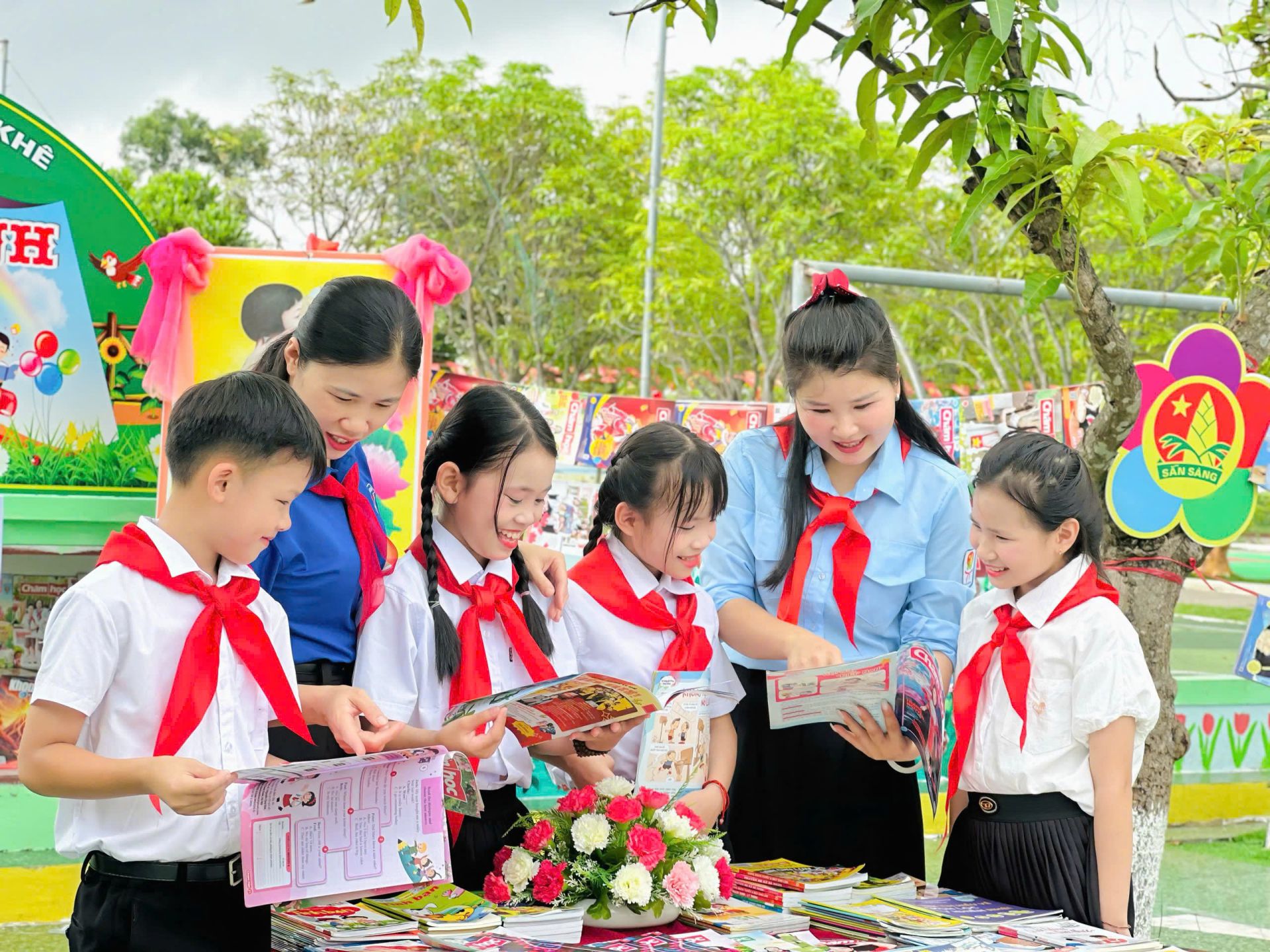 C&aacute;c em h&agrave;o hứng với 