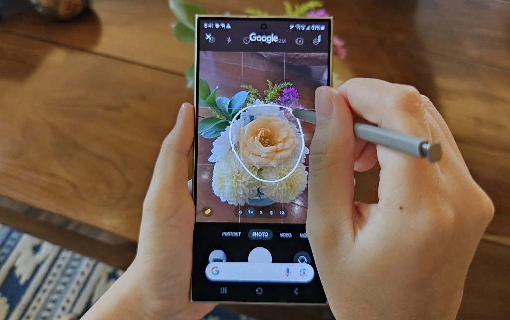 T&iacute;nh năng khoanh tr&ograve;n để t&igrave;m kiếm tr&ecirc;n một smartphone Samsung.