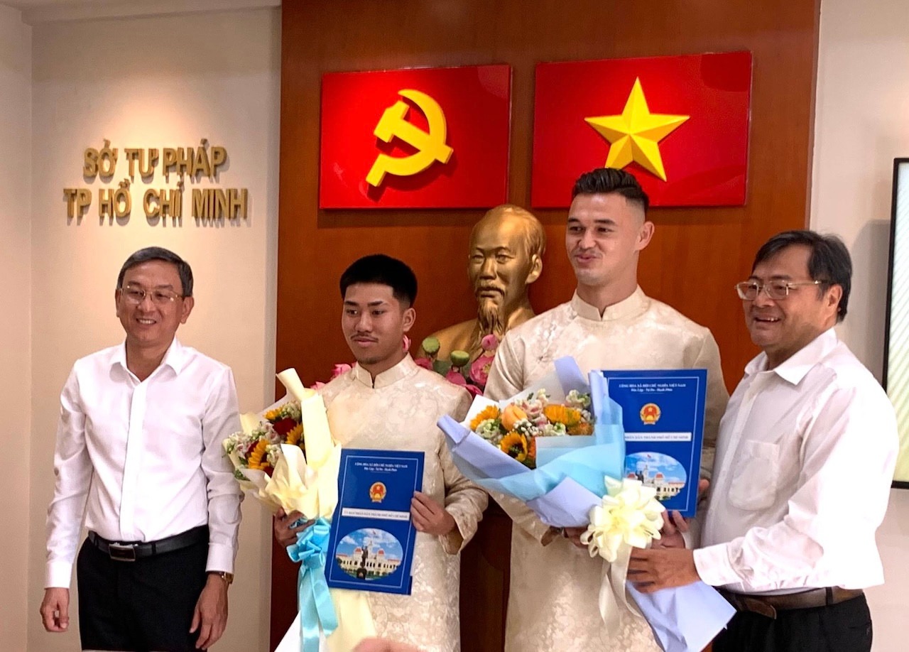 Patrik L&ecirc; Giang v&agrave; Khoa Ng&ocirc; nhận quốc tịch Việt Nam.