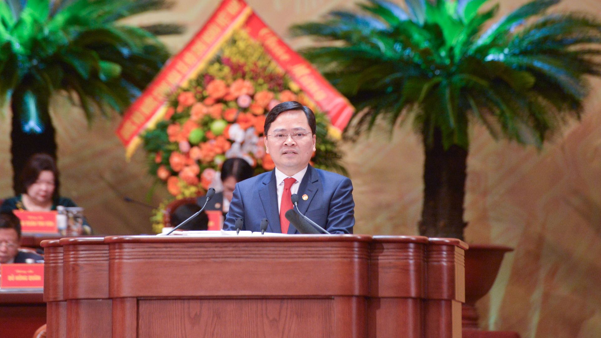 b&aacute;c Nguyễn Anh Tuấn - Ủy vi&ecirc;n Ban Chấp h&agrave;nh Trung ương Đảng, Ph&oacute; Chủ tịch Ủy ban T.Ư MTTQ Việt Nam kh&oacute;a XI, Chủ tịch Tổng LĐLĐ Việt Nam đ&atilde; tr&igrave;nh b&agrave;y B&aacute;o c&aacute;o tổng hợp &yacute; kiến tham luận tại Đại hội.