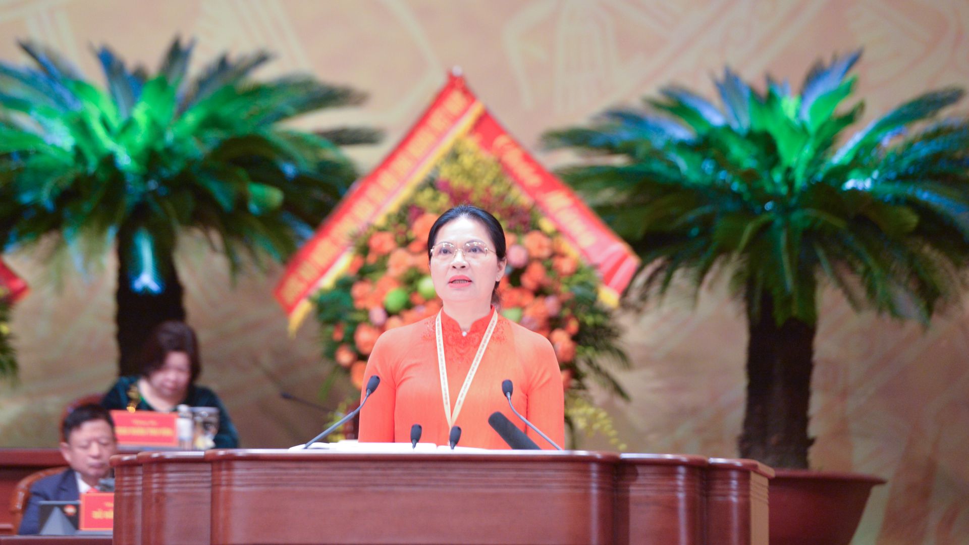 B&agrave; H&agrave; Thị Nga, Ph&oacute; Chủ tịch - Tổng Thư k&yacute; UBTƯ MTTQ Việt Nam b&aacute;o c&aacute;o kết quả Hội nghị UBTƯ MTTQ Việt Nam lần thứ nhất kh&oacute;a XI.