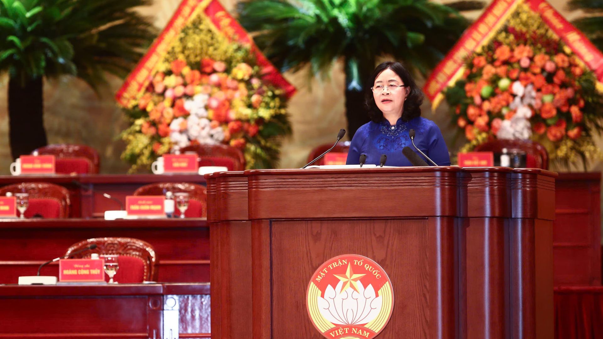 Ủy vi&ecirc;n Bộ Ch&iacute;nh trị, B&iacute; thư Trung ương Đảng, Chủ tịch UBTƯ MTTQ Việt Nam B&ugrave;i Thị Minh Ho&agrave;i ph&aacute;t biểu nhận nhiệm vụ tại Đại hội.