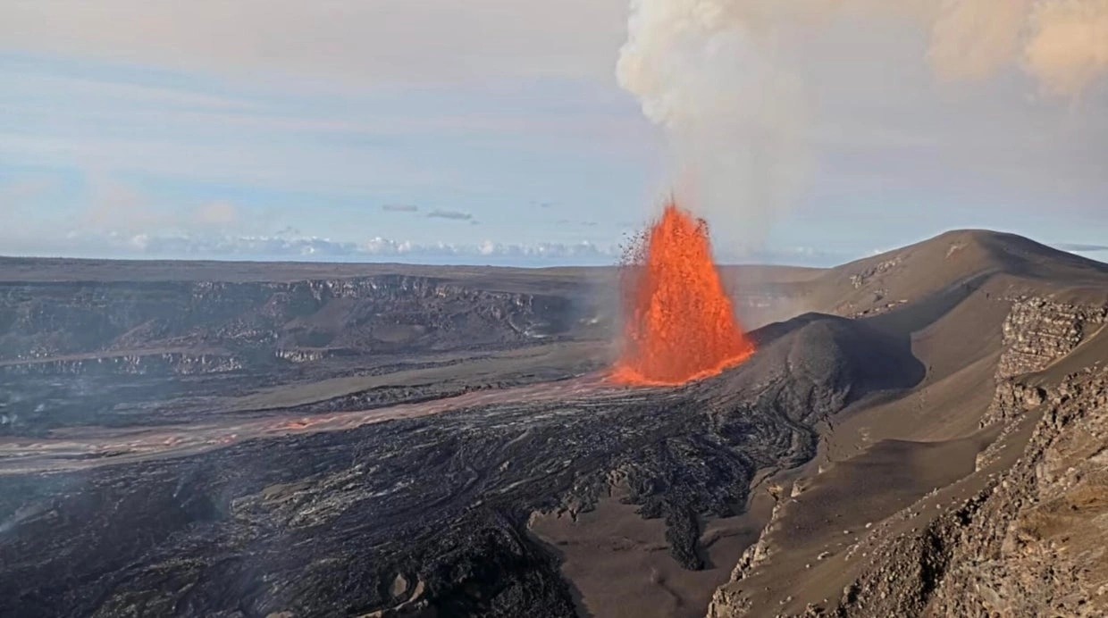 N&uacute;i lửa Kilauea phun tr&agrave;o ng&agrave;y 23/4/2026.
