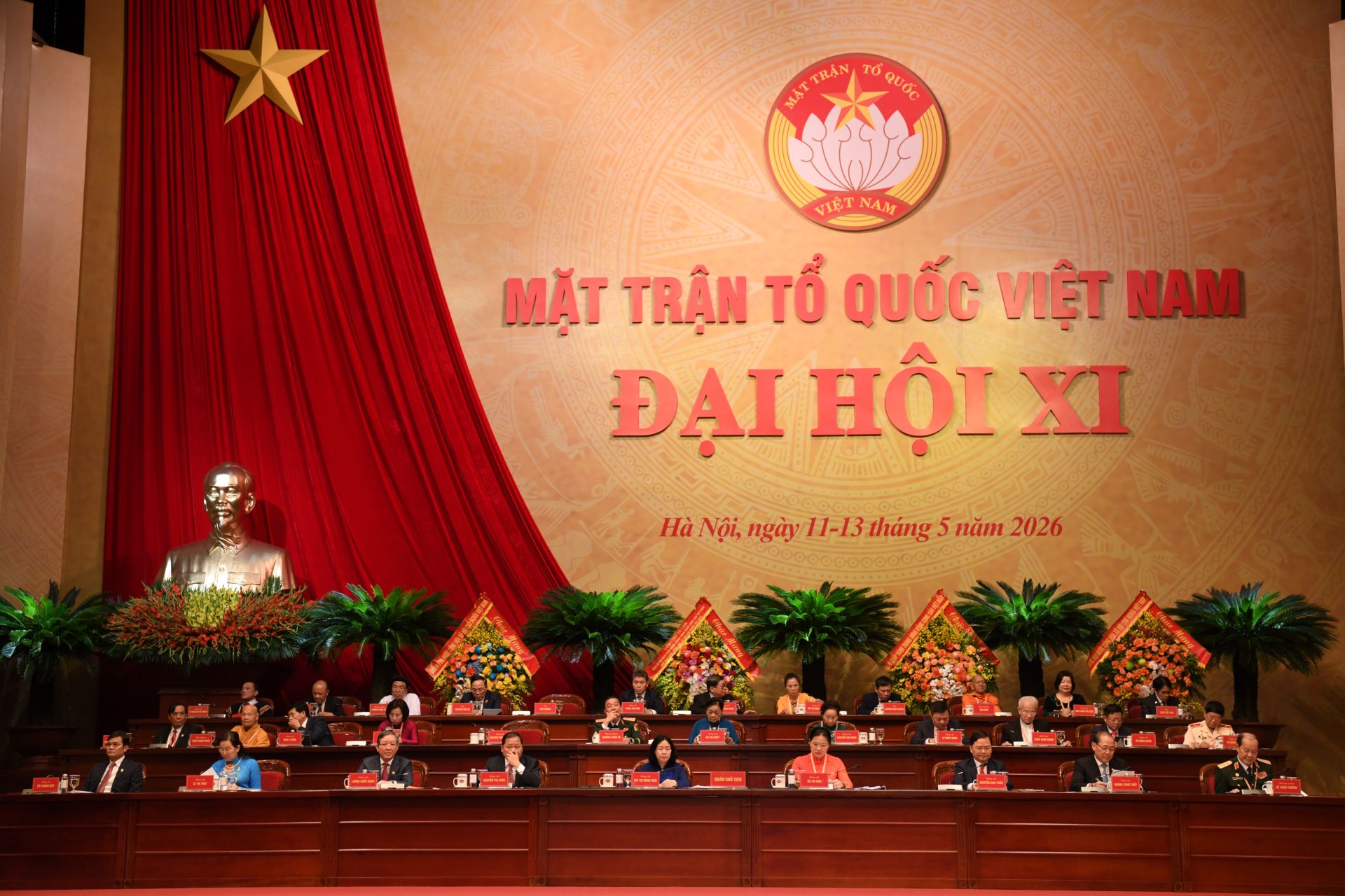 Đo&agrave;n Chủ tịch Đại hội Đại biểu to&agrave;n quốc MTTQ Việt Nam lần thứ XI.