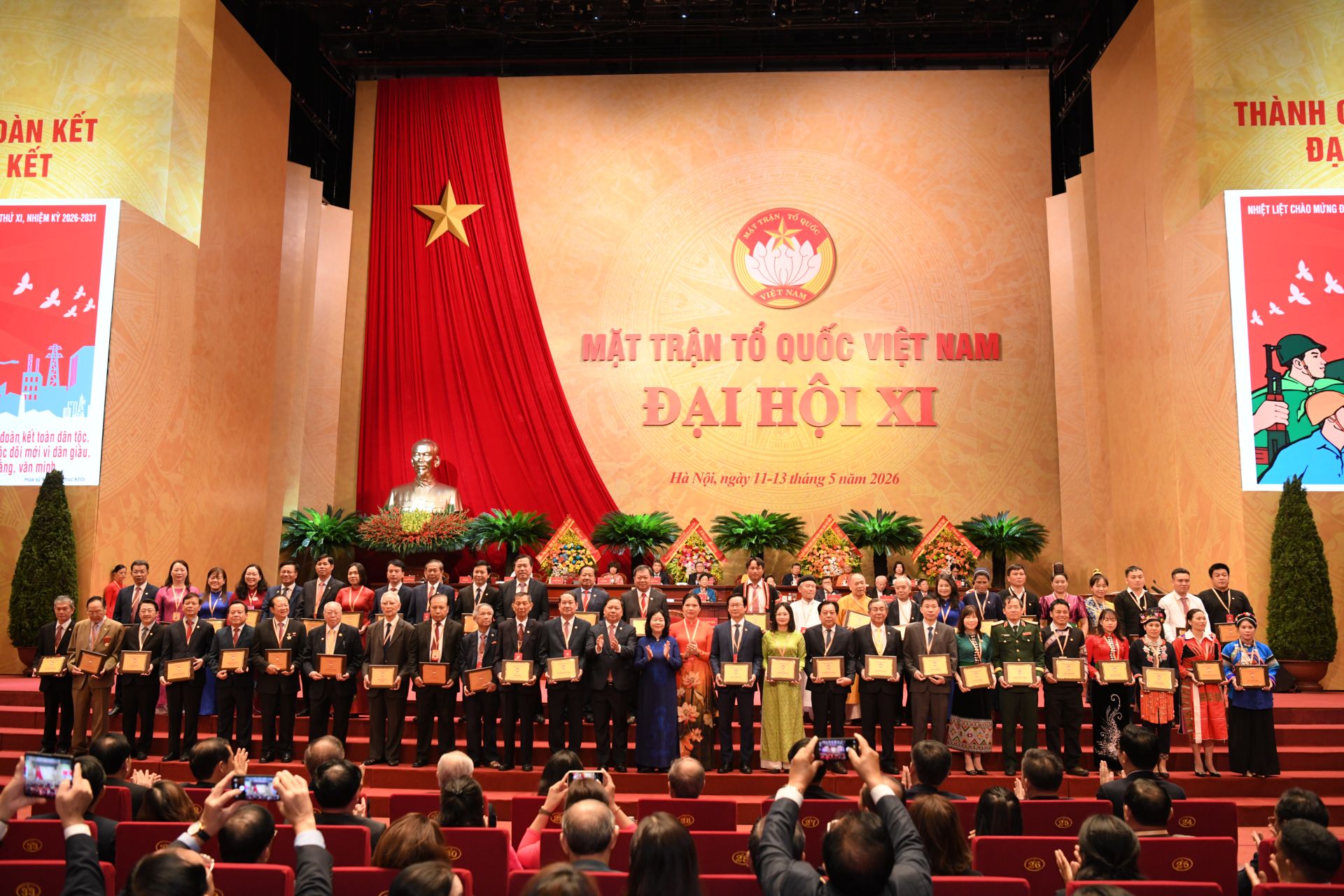 Chia tay c&aacute;c vị th&ocirc;i kh&ocirc;ng tham gia Ủy ban, Đo&agrave;n Chủ tịch kh&oacute;a mới.