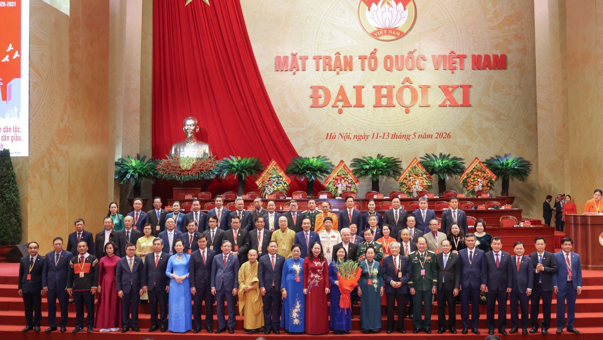 B&aacute;c V&otilde; Thị &Aacute;nh Xu&acirc;n - B&iacute; thư T.Ư Đảng, Ph&oacute; Chủ tịch nước tặng hoa ch&uacute;c mừng Đo&agrave;n Chủ tịch.