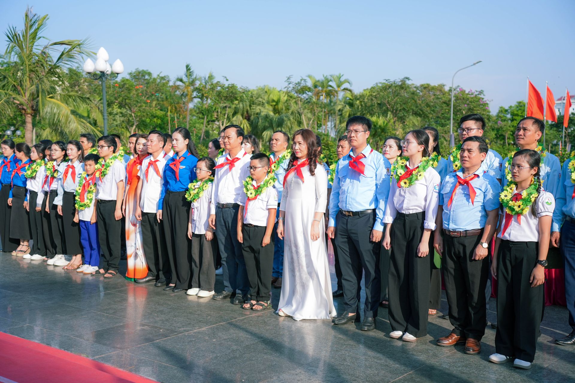 Trước đ&oacute;, Đo&agrave;n đại biểu đ&atilde; tham dự Lễ d&acirc;ng hương b&aacute;o c&ocirc;ng tại Khu Lưu niệm B&aacute;c Hồ về thăm H&agrave; Tĩnh, b&agrave;y tỏ l&ograve;ng biết ơn s&acirc;u sắc đối với Chủ tịch Hồ Ch&iacute; Minh k&iacute;nh y&ecirc;u; nguyện tiếp tục ph&aacute;t huy truyền thống vẻ vang của tổ chức Đội, thi đua học tập, r&egrave;n luyện, g&oacute;p sức x&acirc;y dựng qu&ecirc; hương H&agrave; Tĩnh ng&agrave;y c&agrave;ng gi&agrave;u đẹp, văn minh.