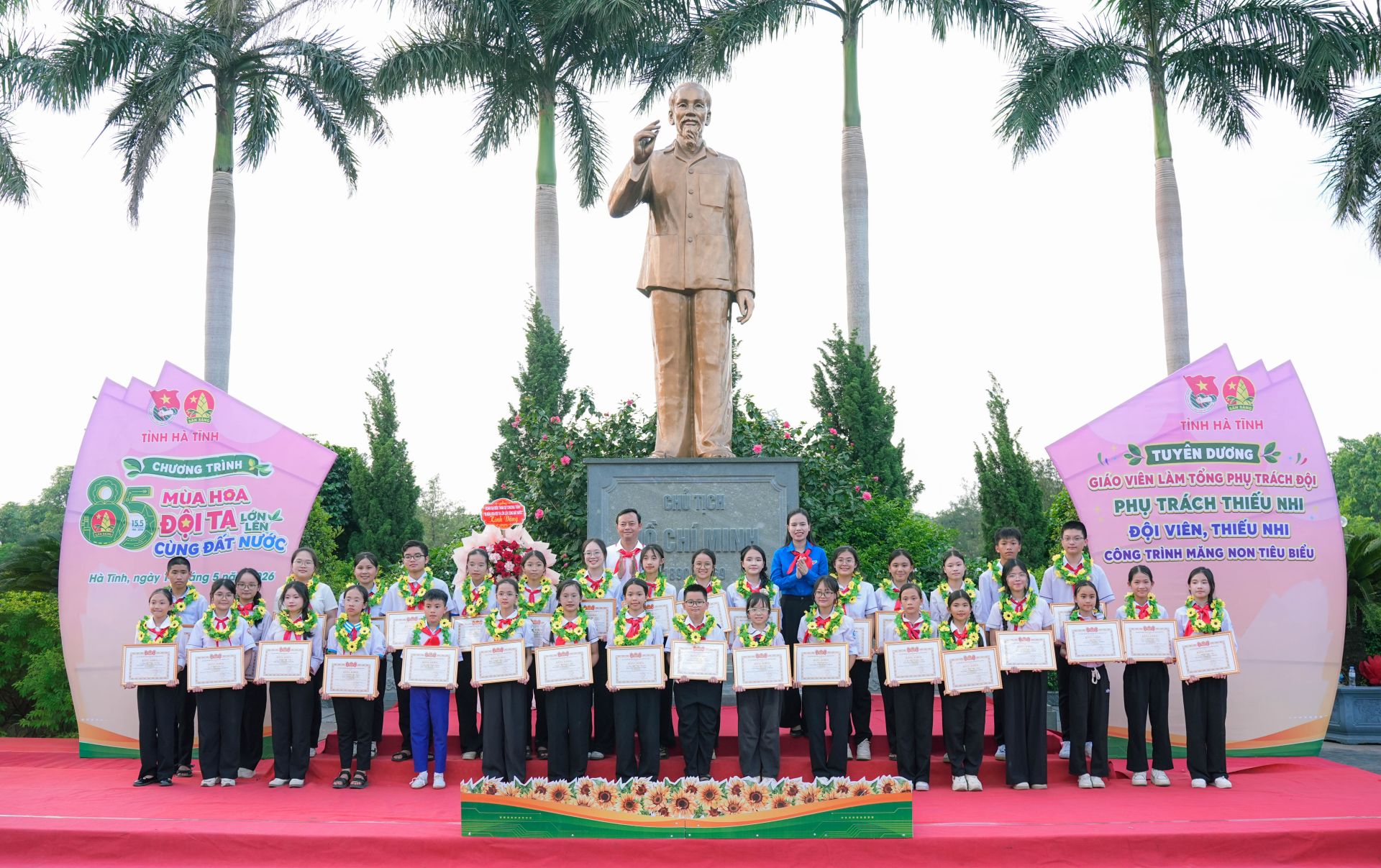 35 bạn đội vi&ecirc;n, thiếu nhi ti&ecirc;u biểu: Đ&acirc;y l&agrave; những t&acirc;m gương s&aacute;ng trong học tập, r&egrave;n luyện, lu&ocirc;n t&iacute;ch cực gi&uacute;p đỡ bạn b&egrave; v&agrave; lan toả những gi&aacute; trị sống đẹp trong nh&agrave; trường cũng như cộng đồng. 