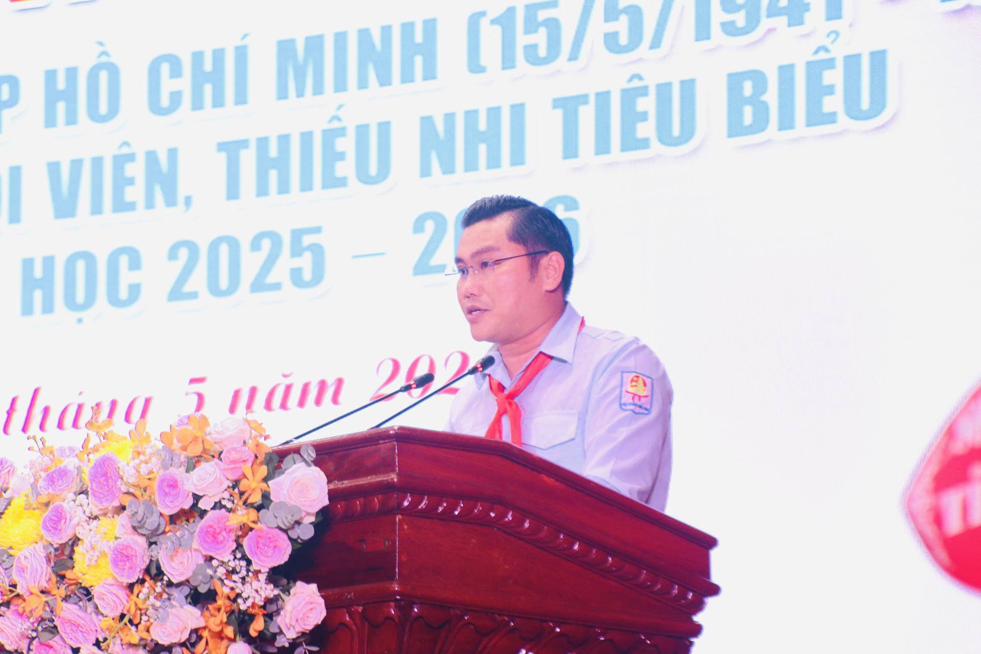 Anh Mai Minh Luận (Ph&oacute; B&iacute; thư Tỉnh Đo&agrave;n, Chủ tịch Hội đồng Đội tỉnh) ph&aacute;t biểu trong chương tr&igrave;nh.