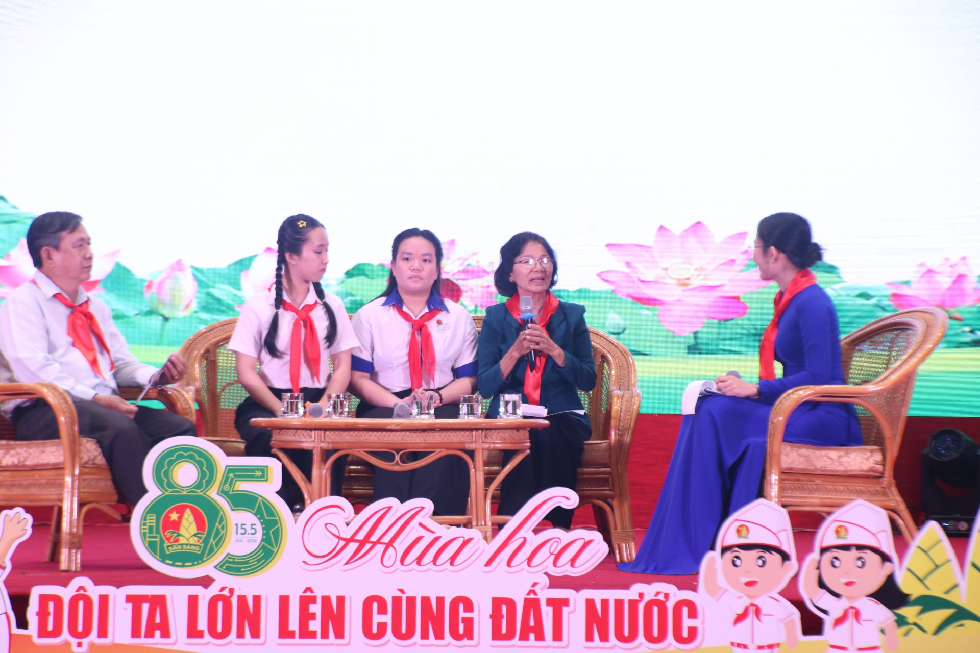 C&aacute;c b&aacute;c nguy&ecirc;n l&agrave; c&aacute;n bộ phụ tr&aacute;ch Đội  truyền lửa hoạt động Đội đến c&aacute;c bạn đội vi&ecirc;n ti&ecirc;u biểu.