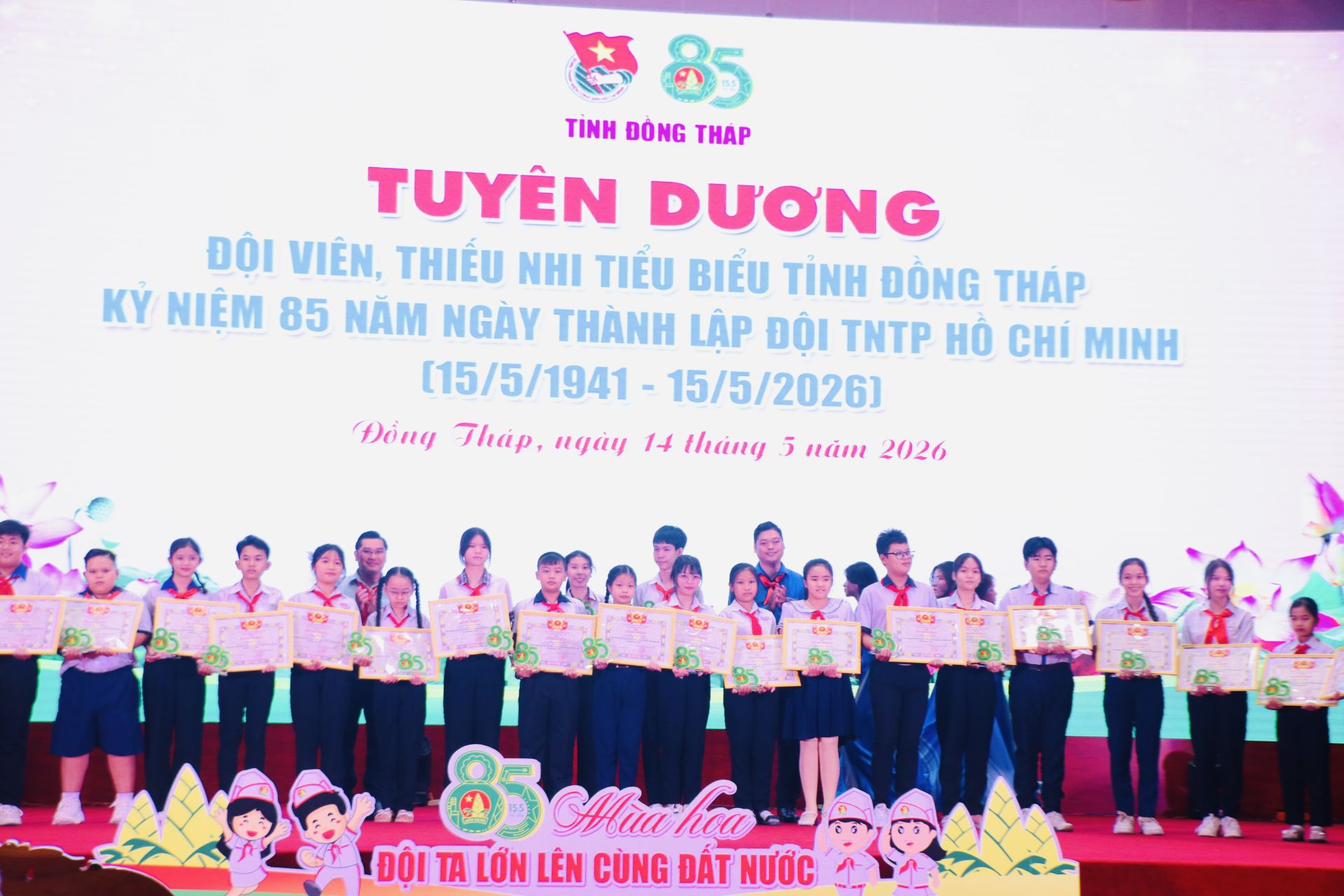 Tỉnh đo&agrave;n tuy&ecirc;n dương, khen thưởng 69 đội vi&ecirc;n, thiếu nhi c&oacute; th&agrave;nh t&iacute;ch xuất sắc trong c&ocirc;ng t&aacute;c Đội v&agrave; phong tr&agrave;o thiếu nhi.
