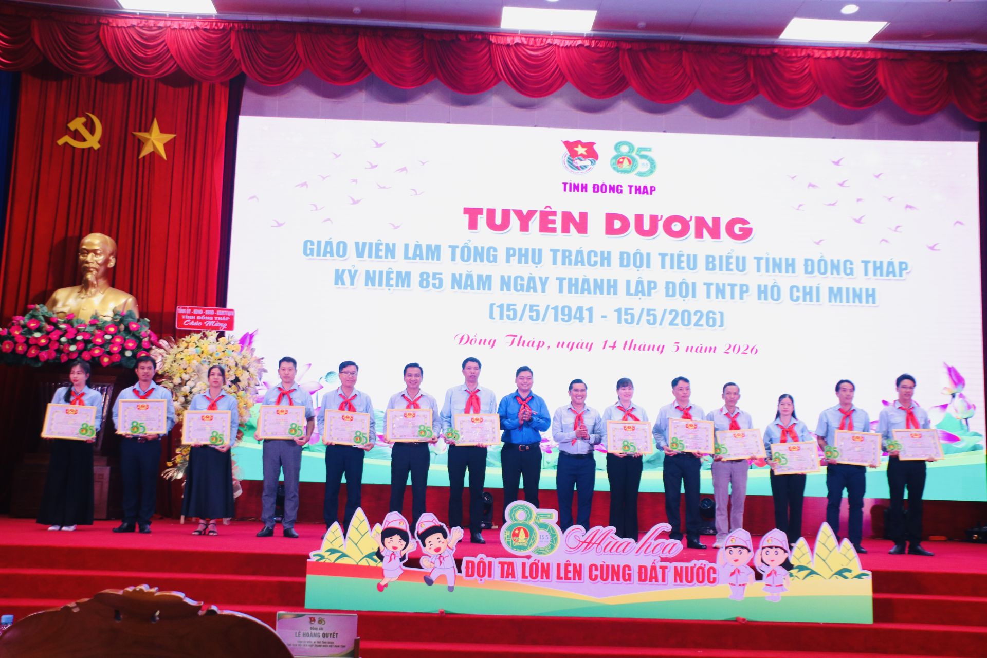 C&aacute;c thầy c&ocirc; l&agrave; gi&aacute;o vi&ecirc;n Tổng phụ tr&aacute;ch Đội trao Giải thưởng &ldquo;C&aacute;nh &eacute;n hồng&rdquo; cấp tỉnh năm học 2025 &ndash; 2026 đến 14 gi&aacute;o vi&ecirc;n Tổng phụ tr&aacute;ch Đội. 
