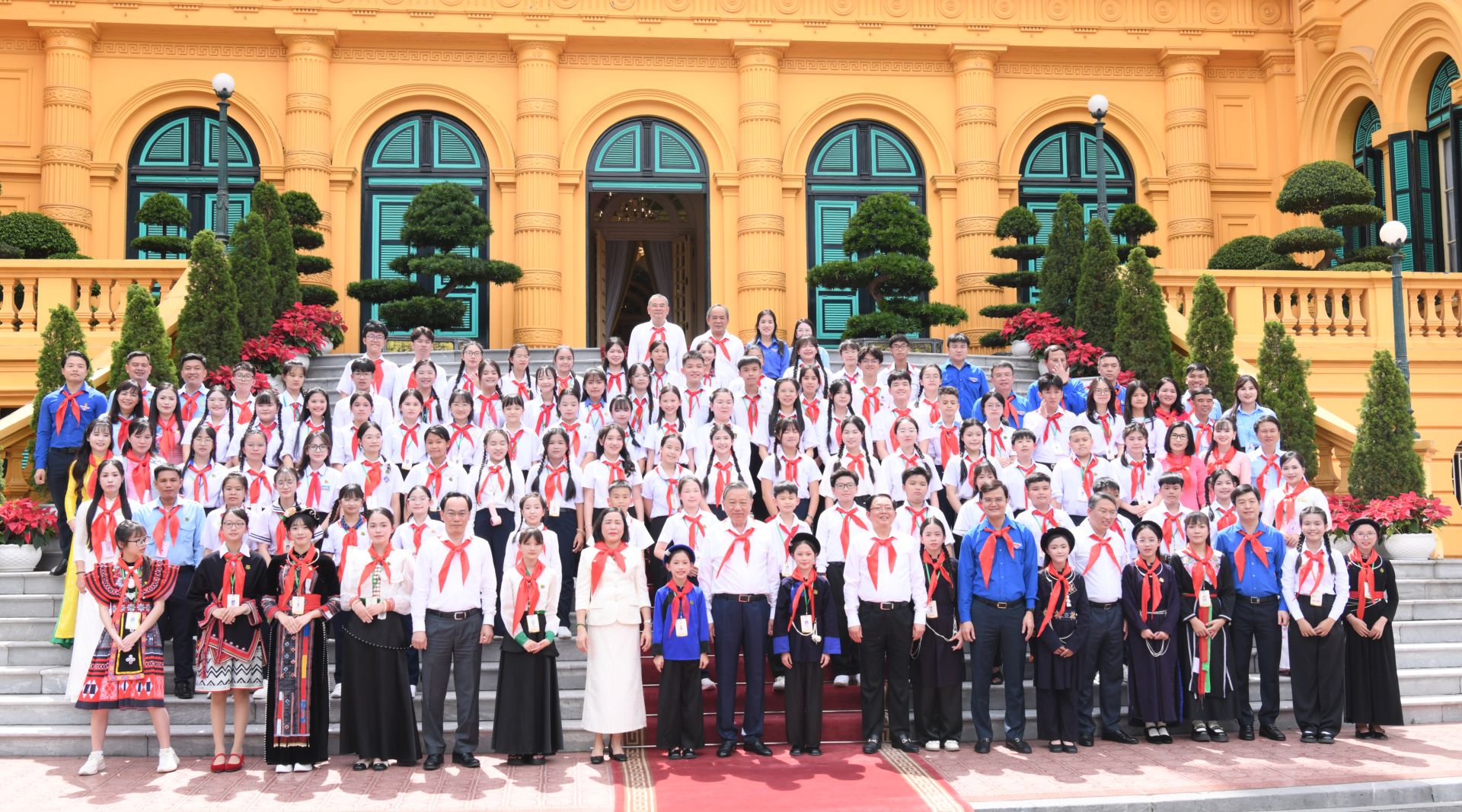 Tổng B&iacute; thư, Chủ tịch nước T&ocirc; L&acirc;m chụp ảnh c&ugrave;ng c&aacute;c đội vi&ecirc;n, gi&aacute;o vi&ecirc;n Tổng phụ tr&aacute;ch Đội ti&ecirc;u biểu.