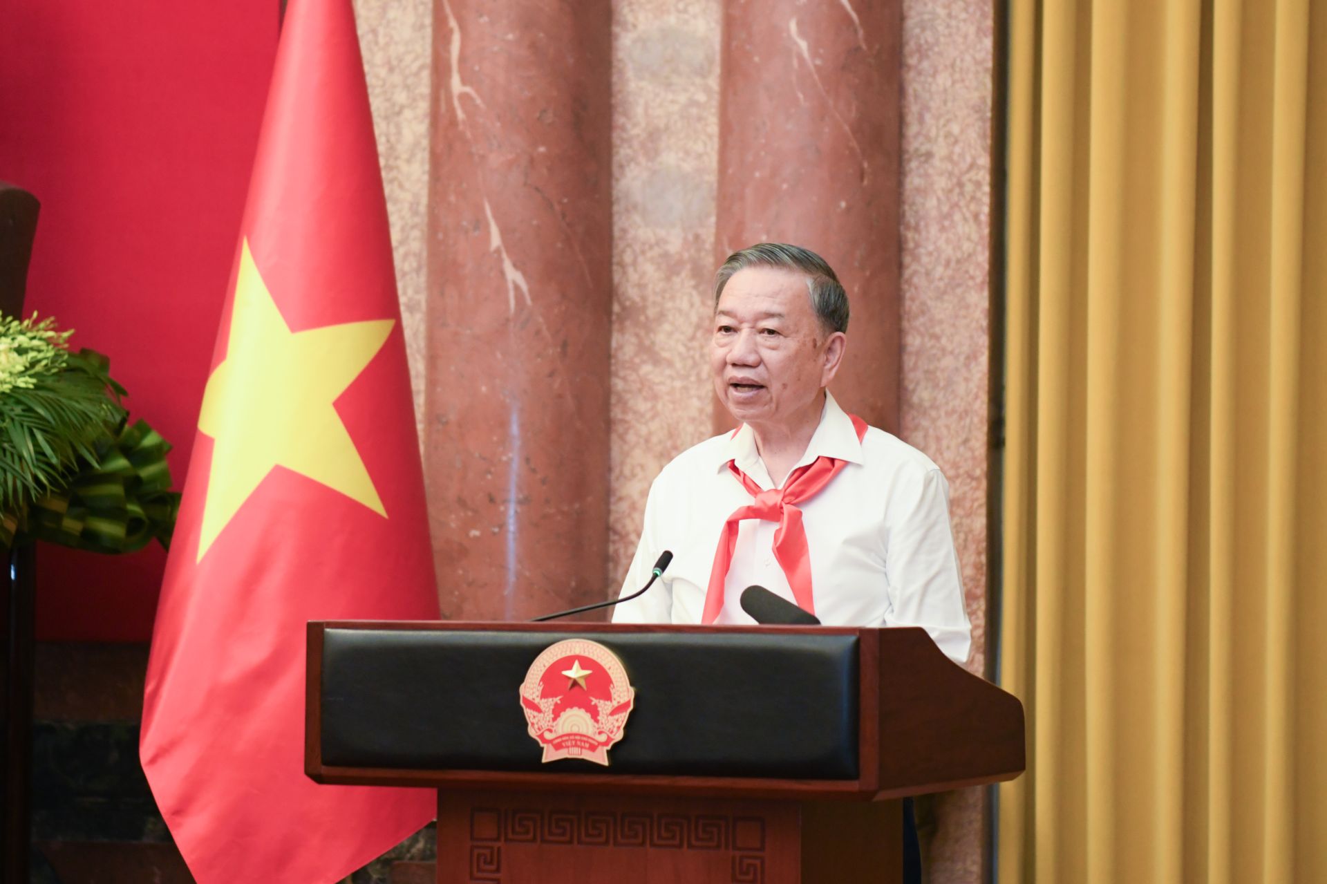 B&aacute;c Tổng B&iacute; thư, Chủ tịch nước T&ocirc; L&acirc;m ph&aacute;t biểu động vi&ecirc;n c&aacute;c bạn đội vi&ecirc;n, thiếu nhi ti&ecirc;u biểu.