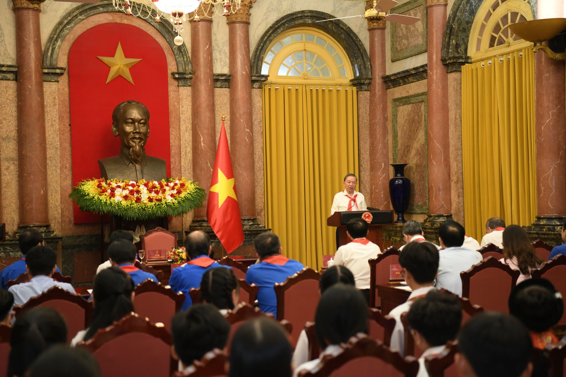 Quang cảnh chương tr&igrave;nh Tổng B&iacute; thư, Chủ tịch nước gặp mặt c&aacute;c bạn thiếu nhi ti&ecirc;u biểu.