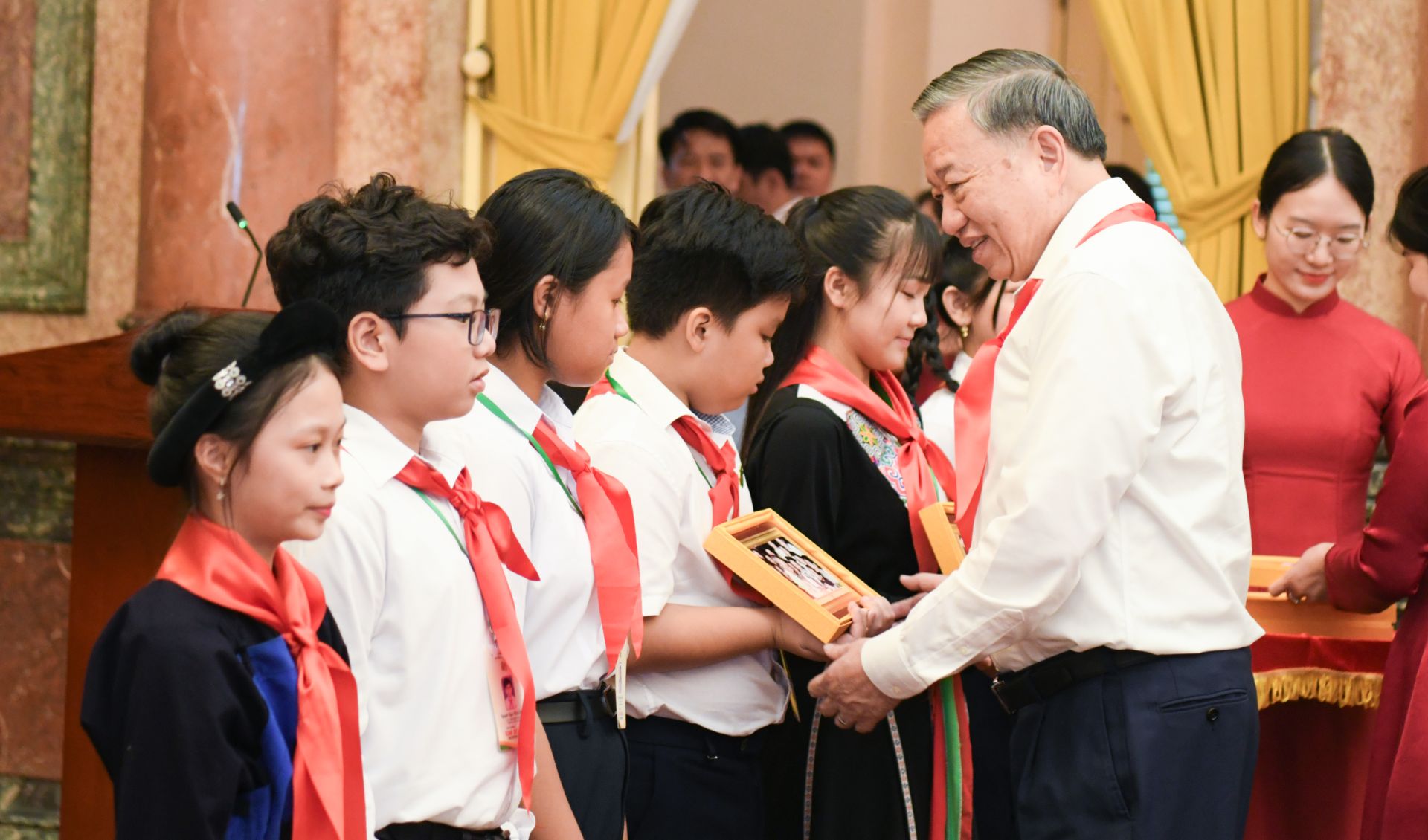 B&aacute;c T&ocirc; L&acirc;m tặng qu&agrave; c&aacute;c bạn đội vi&ecirc;n, thiếu nhi.