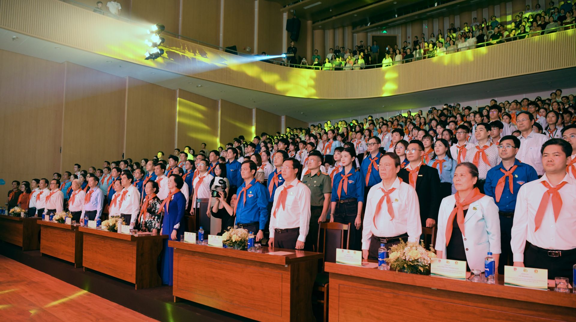 C&aacute;c đại biểu tham dự chương tr&igrave;nh kỷ niệm 85 năm th&agrave;nh lập Đội.