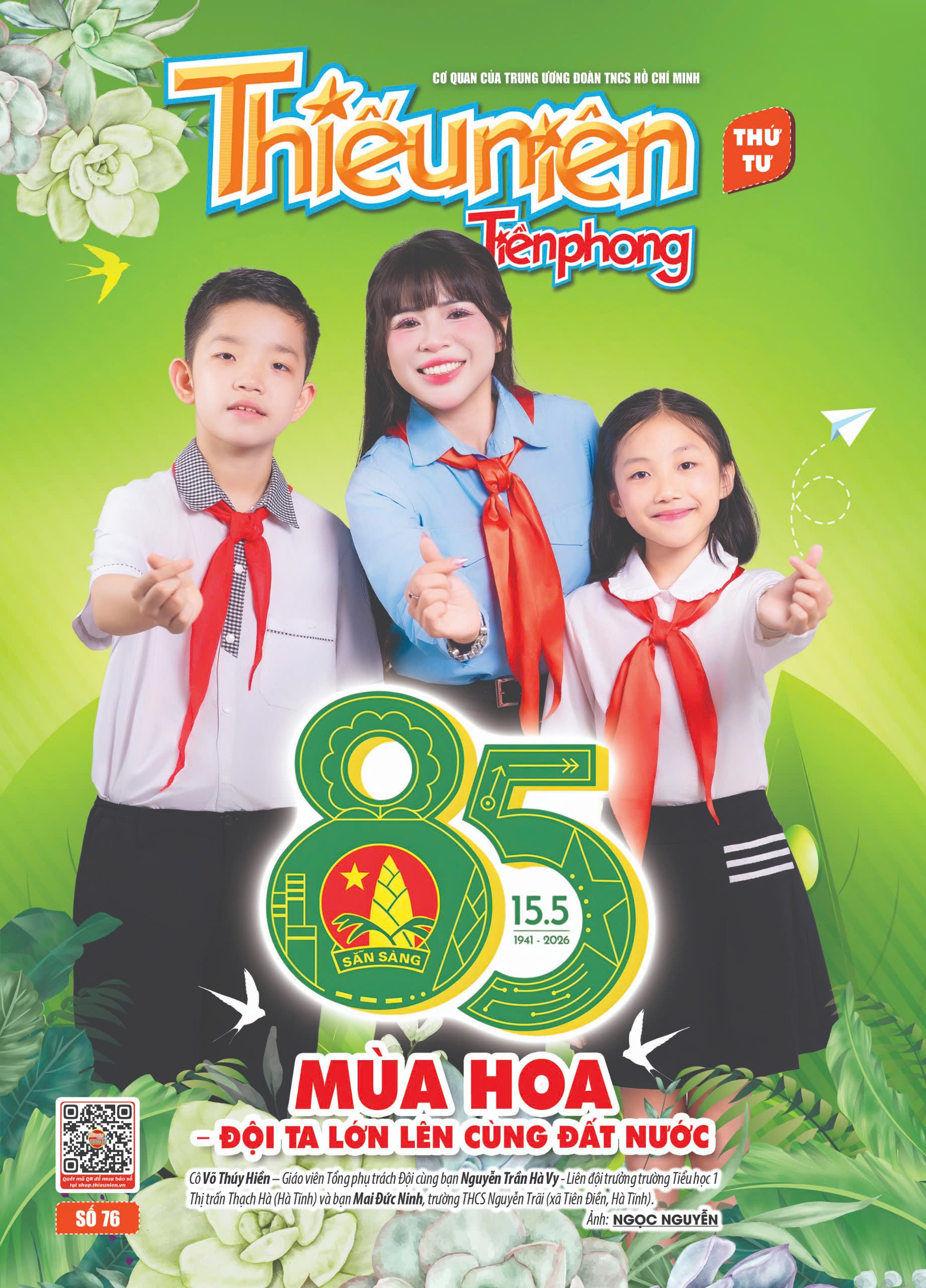 C&ocirc; V&otilde; Th&uacute;y Hiền c&ugrave;ng học sinh đăng tr&ecirc;n ảnh b&igrave;a ấn phẩm Thứ 4