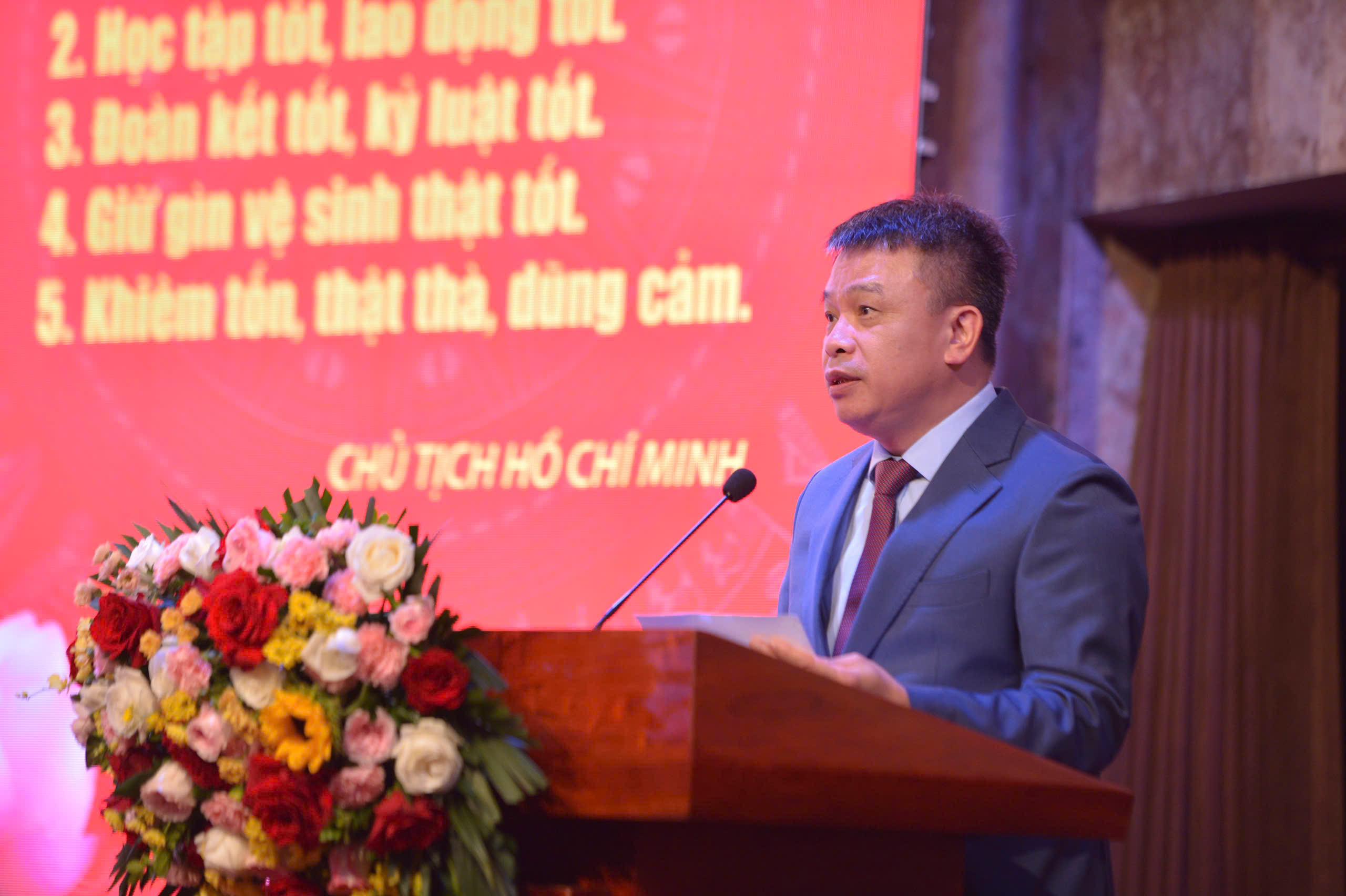 Nh&agrave; văn, nh&agrave; b&aacute;o Nguyễn Phan Khu&ecirc; &ndash; Tổng Bi&ecirc;n tập B&aacute;o Thiếu ni&ecirc;n Tiền phong v&agrave; Nhi đồng ph&aacute;t biểu khai mạc chương tr&igrave;nh.