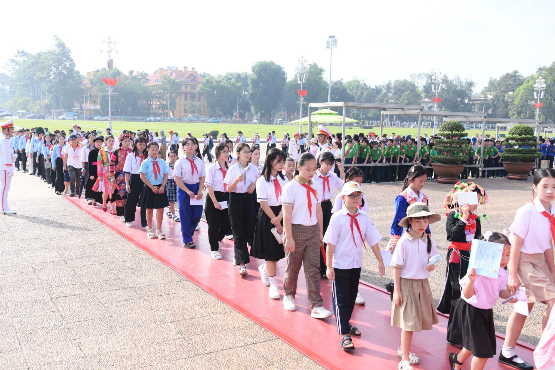 Đo&agrave;n đại biểu v&agrave; thiếu nhi xuất sắc đoạt giải cuộc thi 