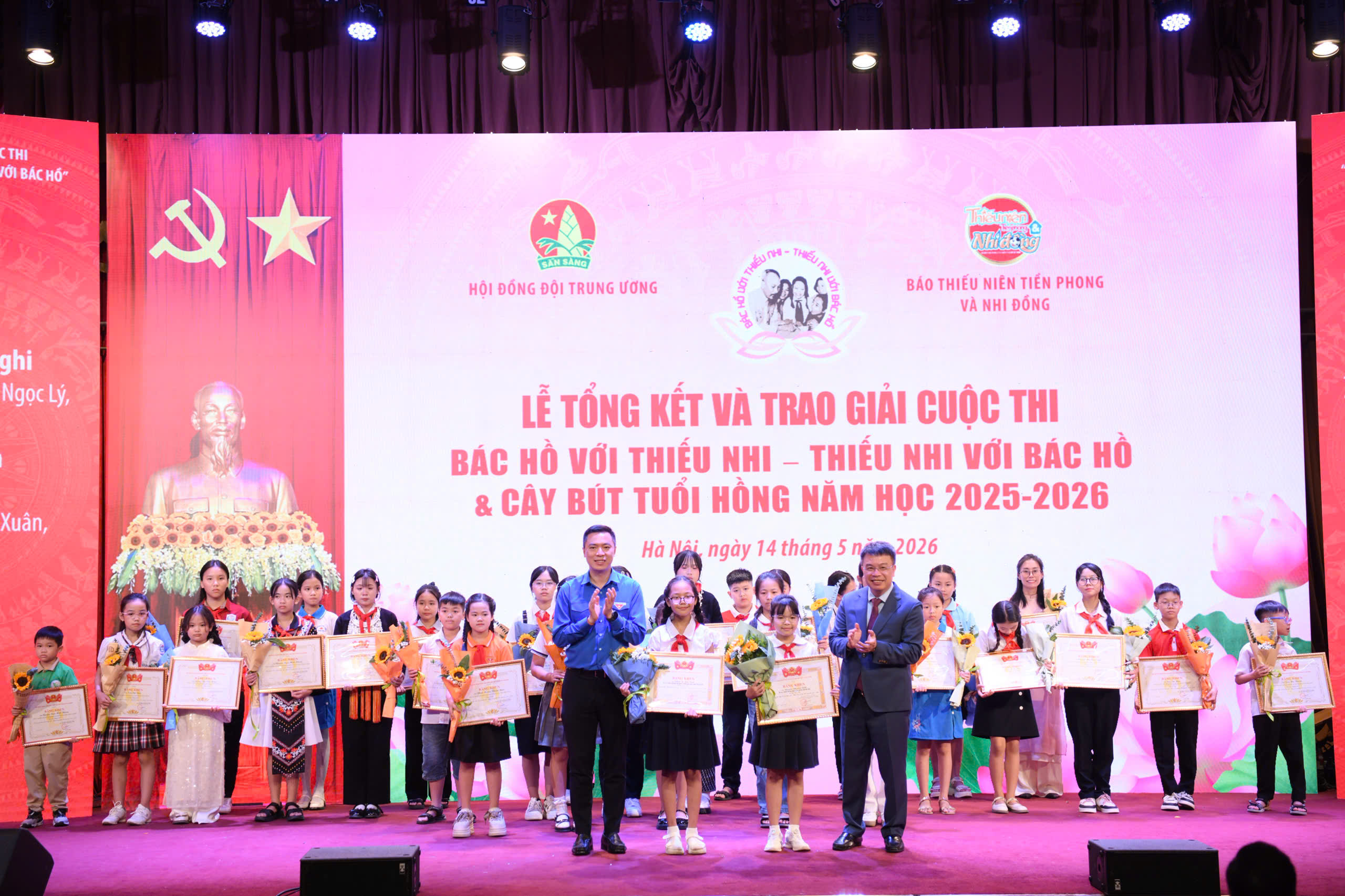 Tổng Bi&ecirc;n tập b&aacute;o TNTP&NĐ Nguyễn Phan Khu&ecirc; v&agrave; Ph&oacute; Trưởng ban C&ocirc;ng t&aacute;c Thanh thiếu nhi Ho&agrave;ng Th&aacute;i Nam trao giải thưởng cho c&aacute;c th&iacute; sinh v&agrave; tập thể xuất sắc đoạt giải Nhất cuộc thi.