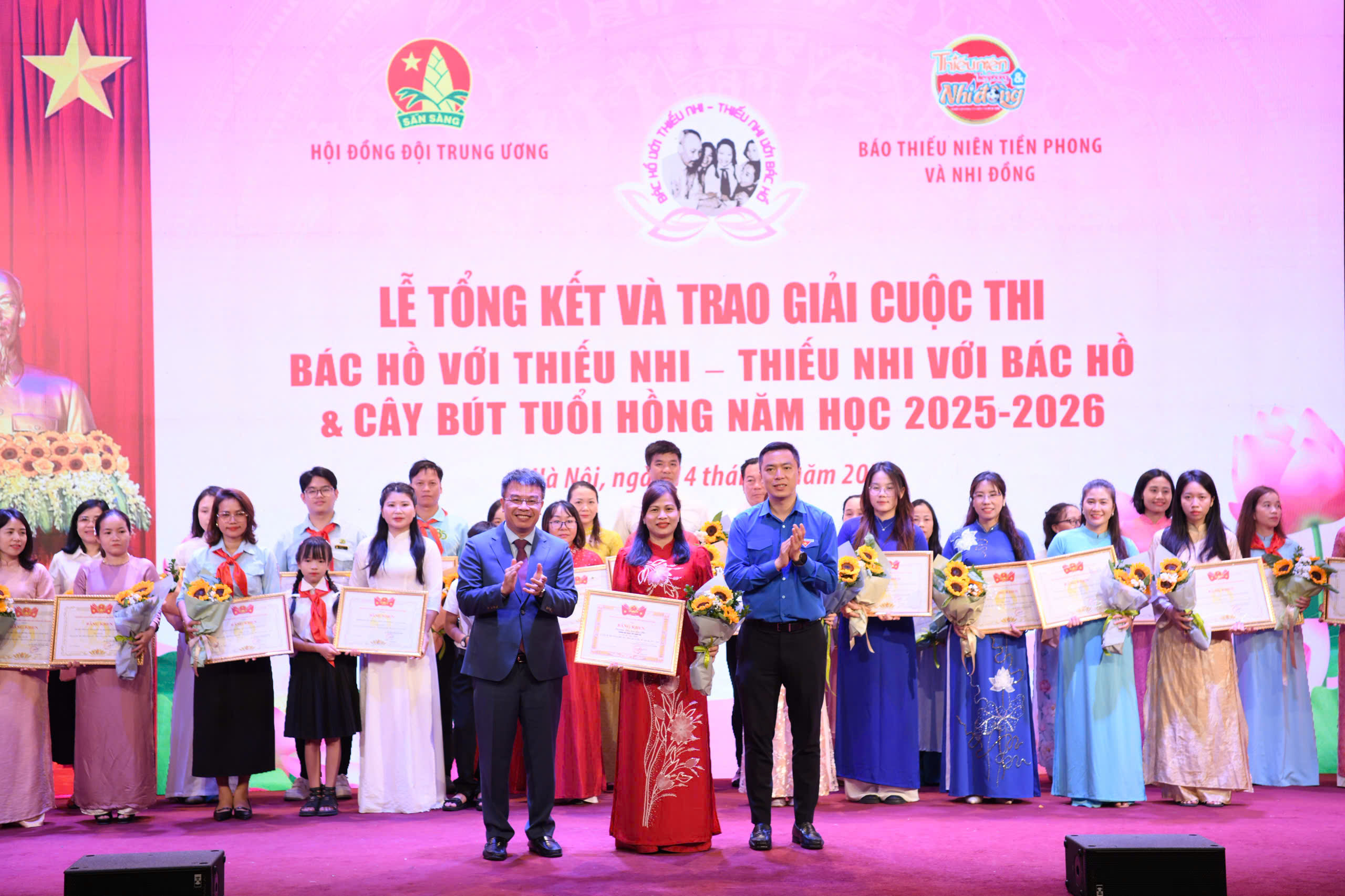 Ban Tổ chức trao giải Nhất tập thể cuộc thi &ldquo;B&aacute;c Hồ với thiếu nhi &ndash; Thiếu nhi với B&aacute;c Hồ&rdquo; năm học 2025-2026.