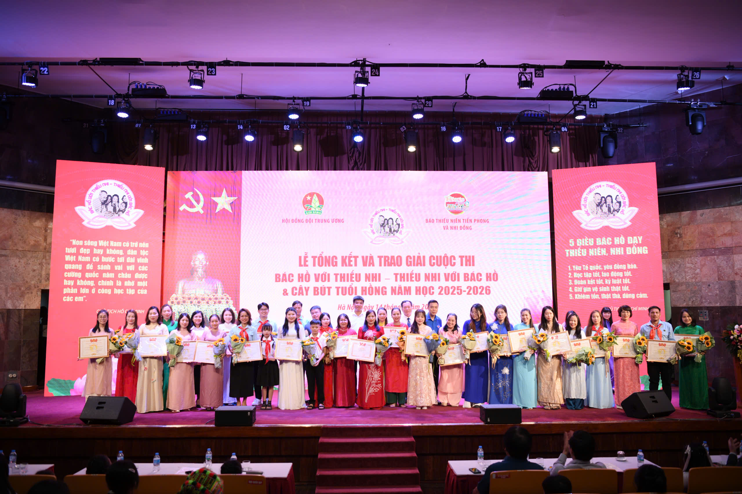 Tổng Bi&ecirc;n tập b&aacute;o TNTP&NĐ Nguyễn Phan Khu&ecirc; v&agrave; Ph&oacute; Trưởng ban C&ocirc;ng t&aacute;c Thanh thiếu nhi Ho&agrave;ng Th&aacute;i Nam trao giải thưởng cho c&aacute;c th&iacute; sinh v&agrave; tập thể xuất sắc đoạt giải Nhất cuộc thi.
