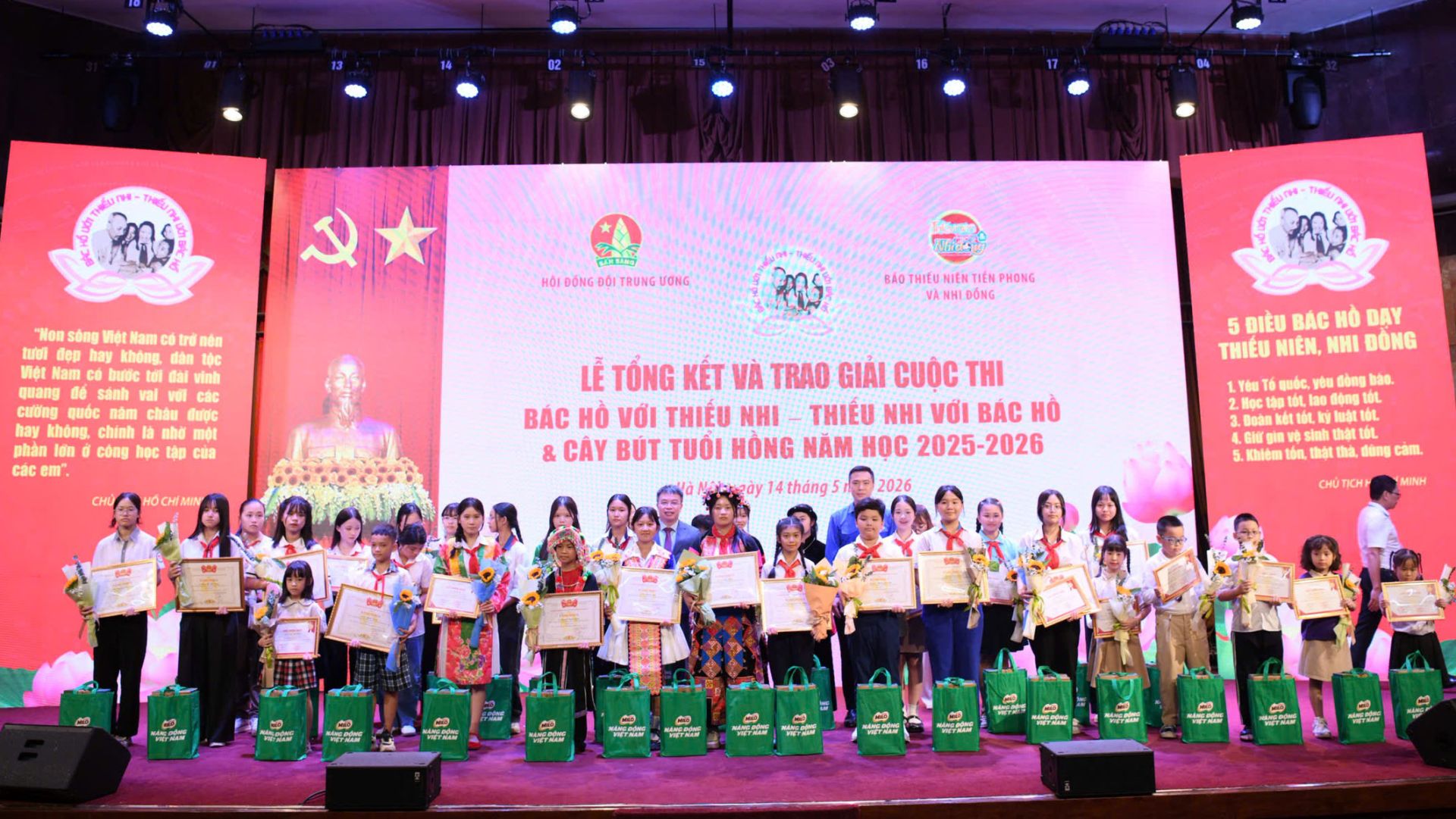 Đại biểu v&agrave; c&aacute;c bạn học sinh đoạt giải cuộc thi &ldquo;C&acirc;y b&uacute;t Tuổi hồng&rdquo; lưu lại khoảnh khắc đ&aacute;ng nhớ tại chương tr&igrave;nh.