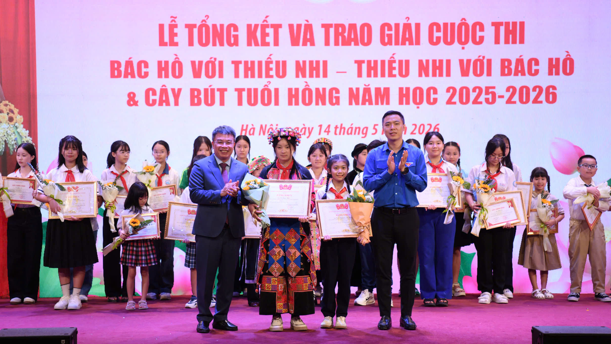 Những &ldquo;c&acirc;y b&uacute;t nhỏ&rdquo; xuất sắc gi&agrave;nh giải Nhất cuộc thi s&aacute;ng t&aacute;c văn học thiếu nhi &ldquo;C&acirc;y b&uacute;t Tuổi hồng&rdquo;.