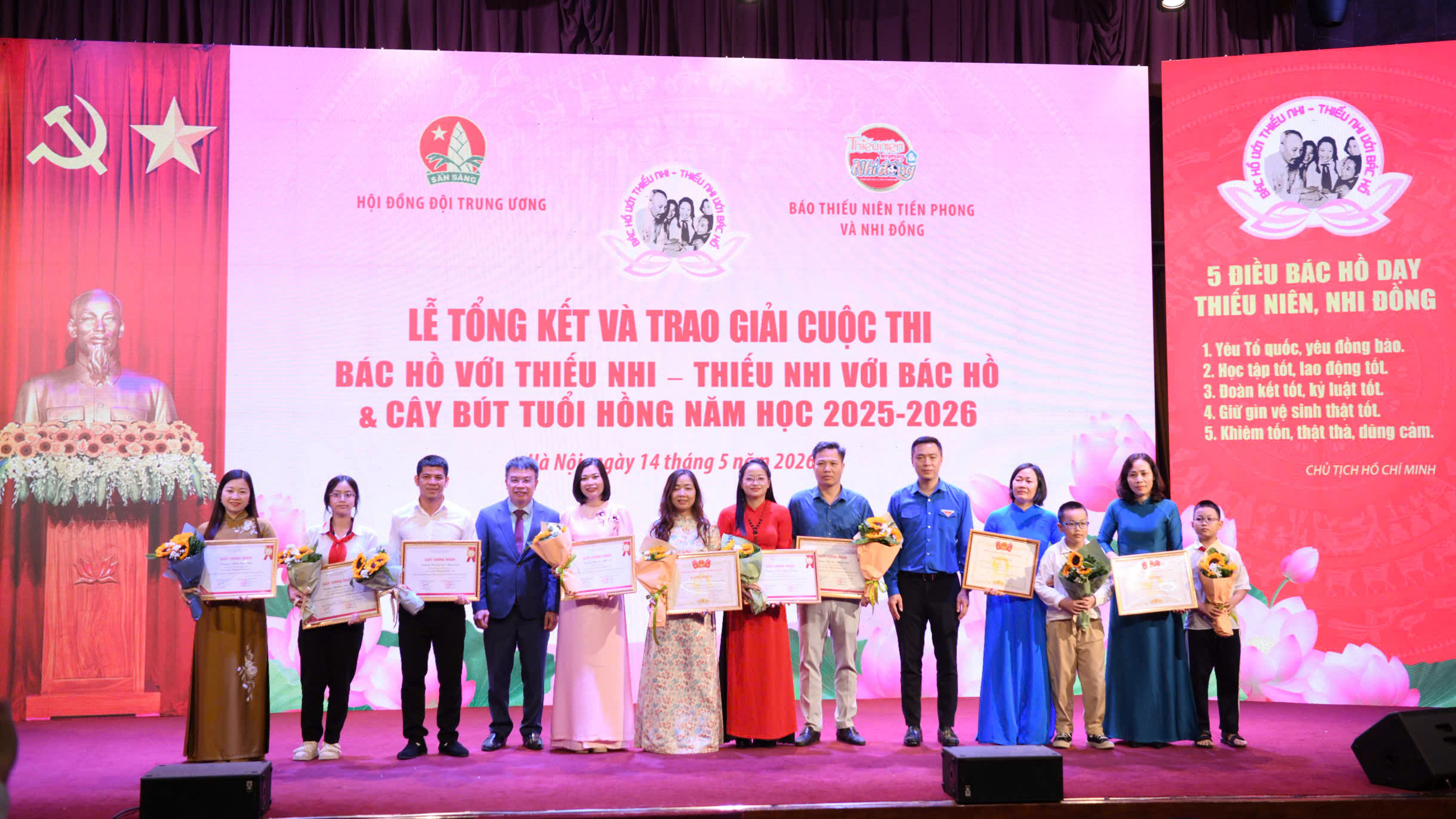 Ban Tổ chức trao giải cho c&aacute;c tập thể ti&ecirc;u biểu tại cuộc thi &ldquo;C&acirc;y b&uacute;t Tuổi hồng&rdquo; năm học 2025-2026.