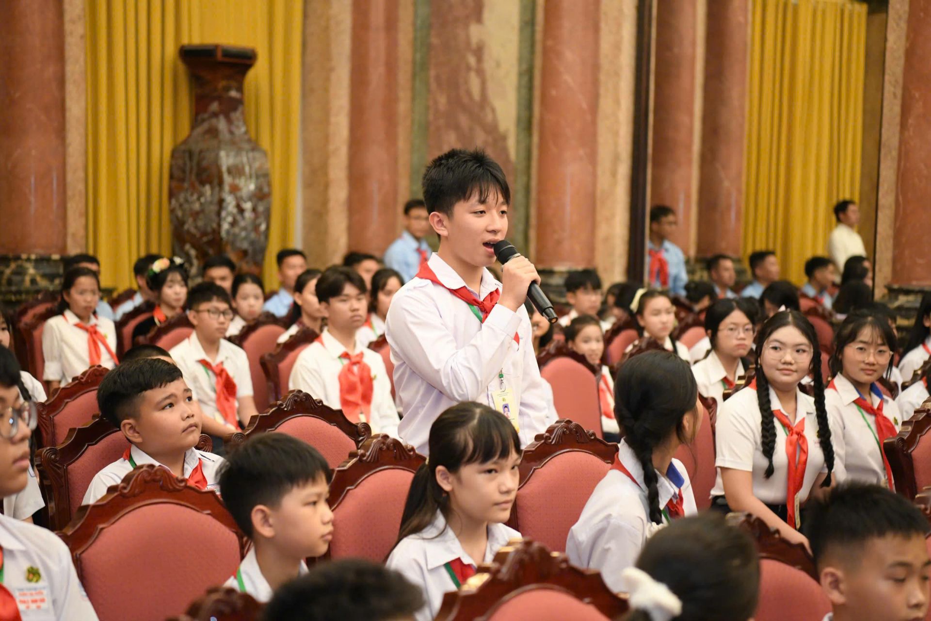 Bạn Nguyễn Hữu Minh Quang ph&aacute;t biểu tại chương tr&igrave;nh.