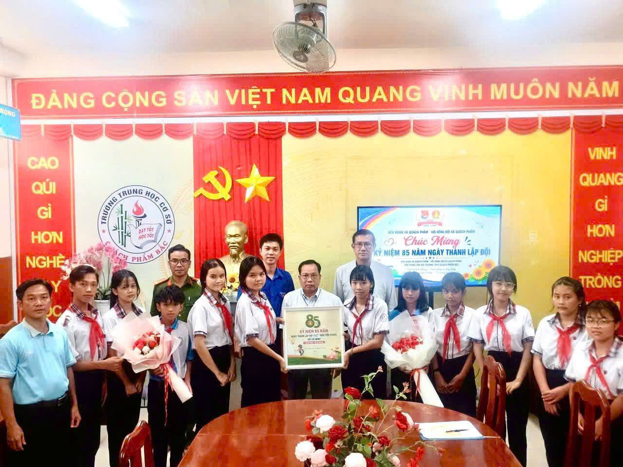 Đội vi&ecirc;n x&atilde; Qu&aacute;ch Phẩm, tỉnh C&agrave; Mau tham gia sinh hoạt truyền thống, t&igrave;m hiểu lịch sử Đội TNTP Hồ Ch&iacute; Minh. 

