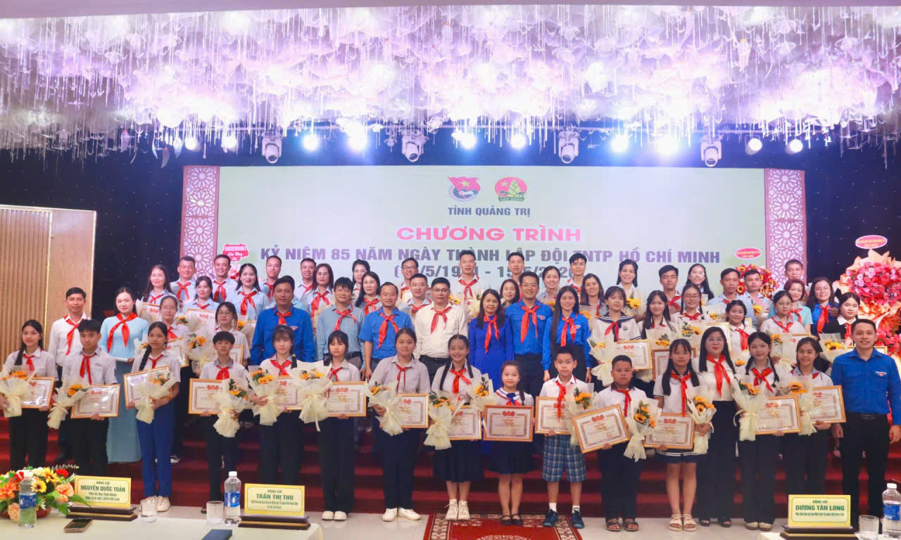 Tỉnh đoàn trao Bằng khen cho th&acirc;̀y c&ocirc; T&ocirc;̉ng phụ trách Đ&ocirc;̣i và đ&ocirc;̣i vi&ecirc;n ti&ecirc;u bi&ecirc;̉u.