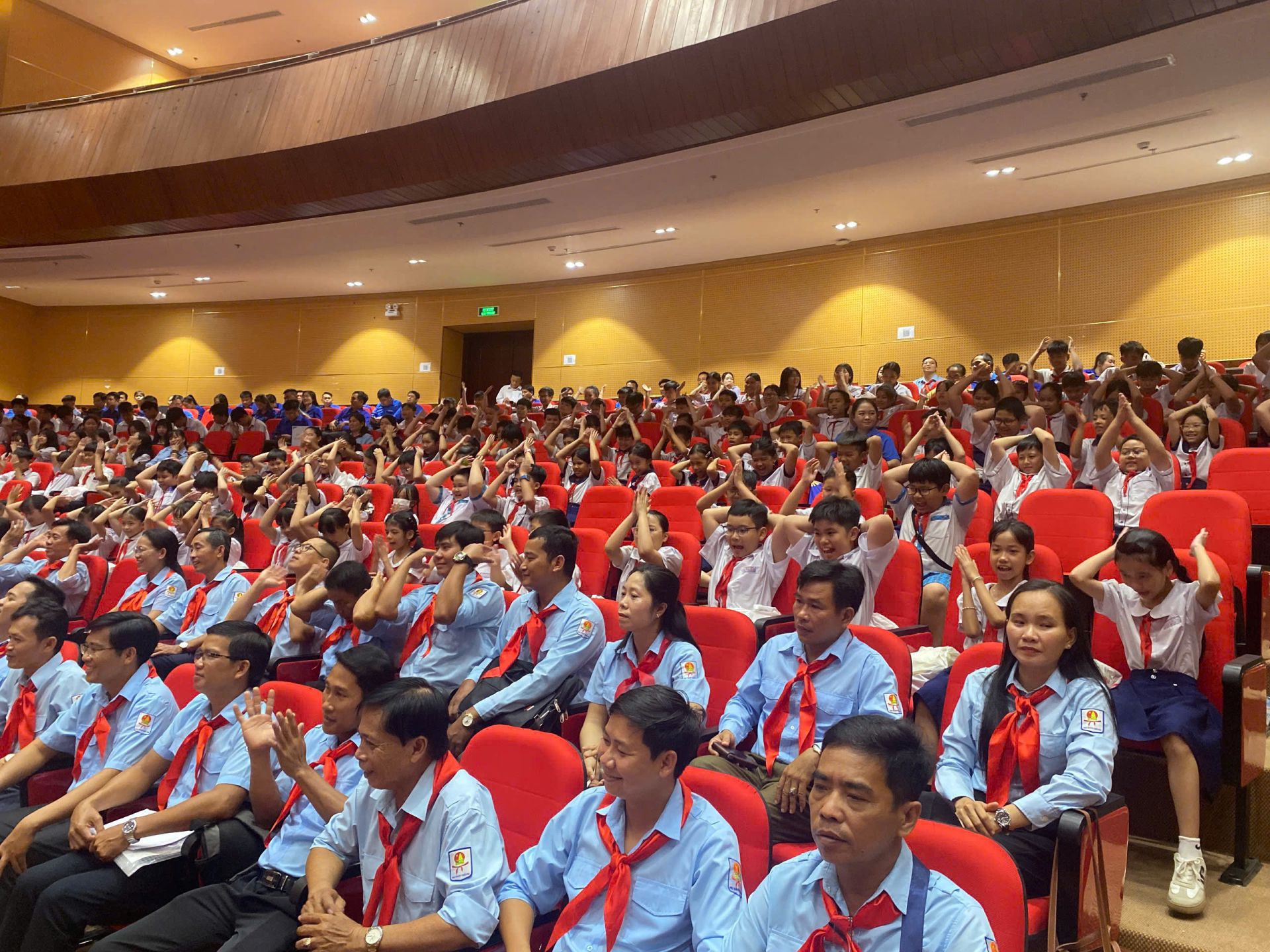 Thiếu nhi Vĩnh Long tự h&agrave;o mang tr&ecirc;n vai m&agrave;u khăn qu&agrave;ng đỏ th&acirc;n thương. 