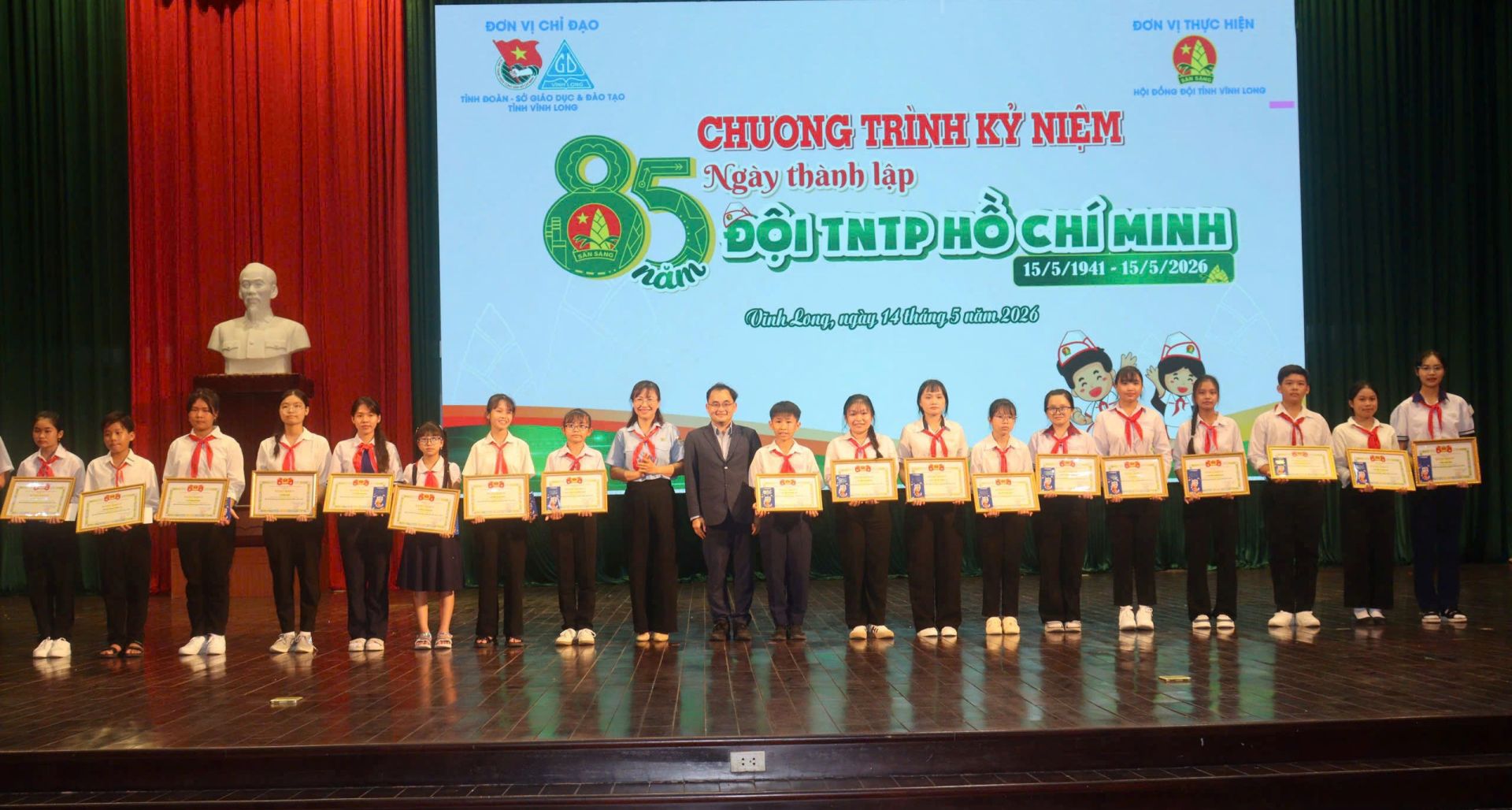 Thiếu nhi Vĩnh Long tự h&agrave;o mang tr&ecirc;n vai m&agrave;u khăn qu&agrave;ng đỏ th&acirc;n thương.