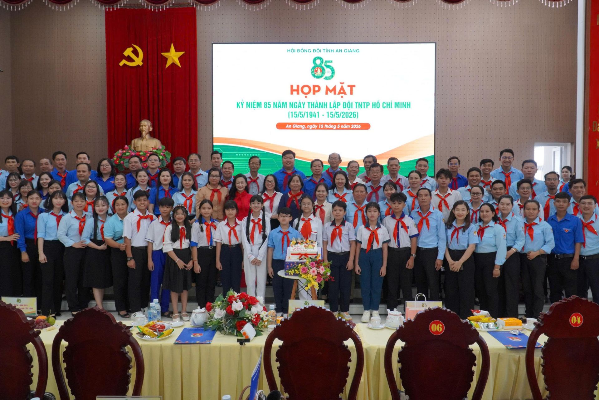Hoạt động họp mặt giữa c&aacute;c c&aacute; nh&acirc;n ti&ecirc;u biểu trong hoạt động Đội diễn ra đầy ấm &aacute;p ở  An Giang.